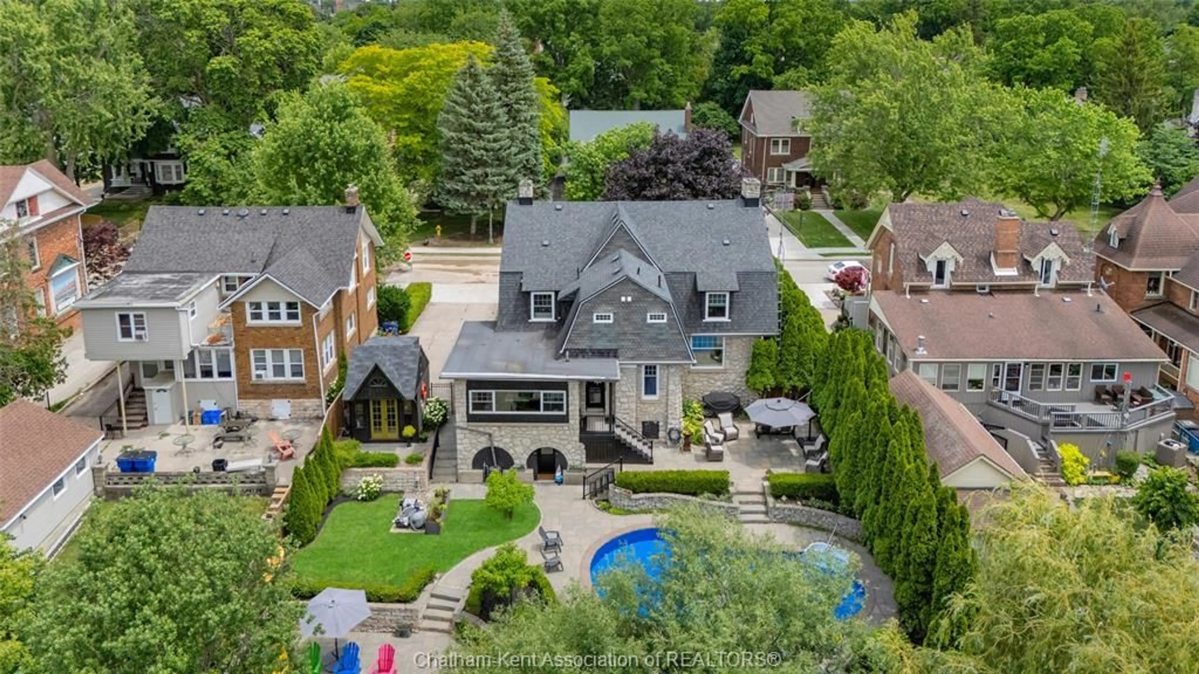 A pic from outside/outdoor area/front of a property/back of a property/a pic from drone, street for 411 King St, Chatham Ontario N7M 1G3