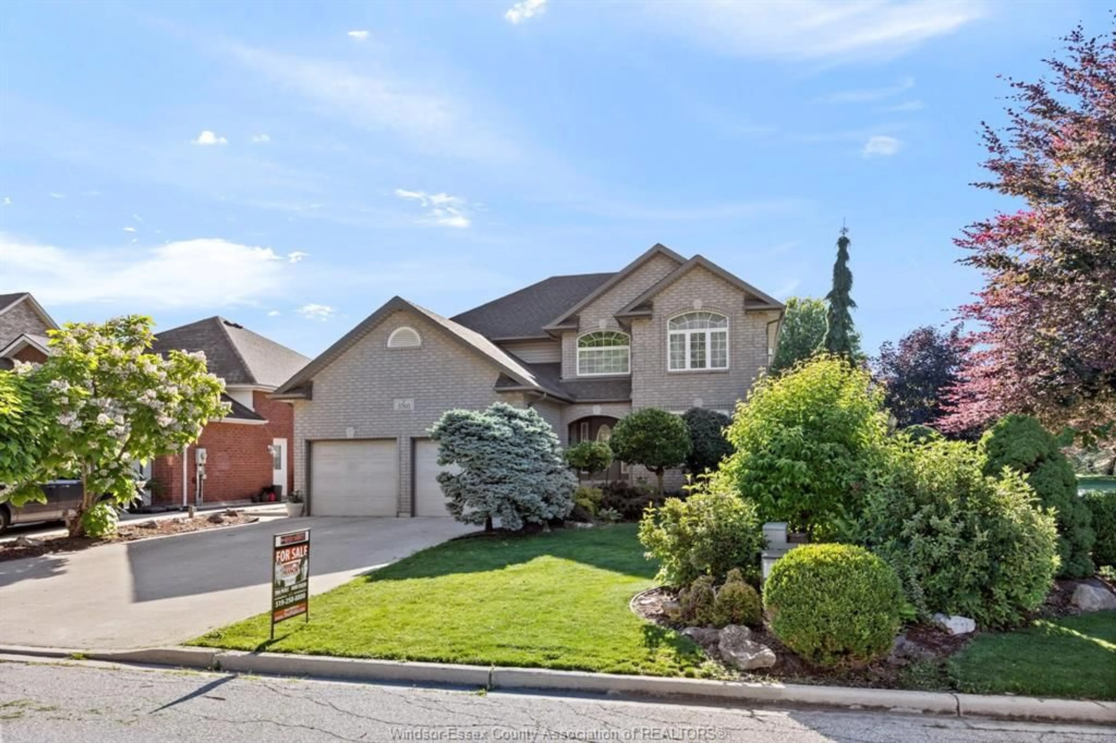 A pic from outside/outdoor area/front of a property/back of a property/a pic from drone, street for 5760 WAYNE, LaSalle Ontario N9H 2M5