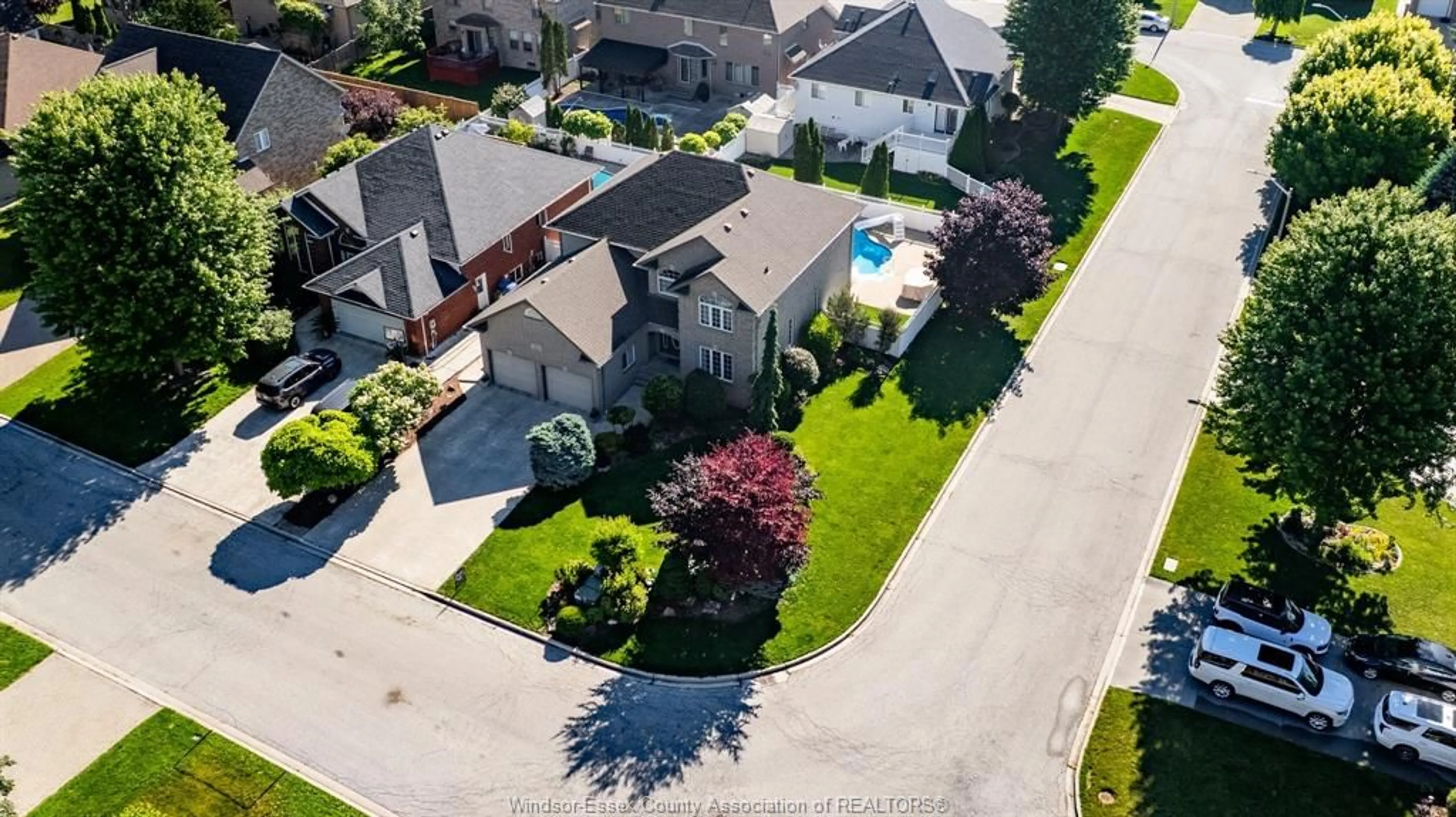 A pic from outside/outdoor area/front of a property/back of a property/a pic from drone, street for 5760 WAYNE, LaSalle Ontario N9H 2M5