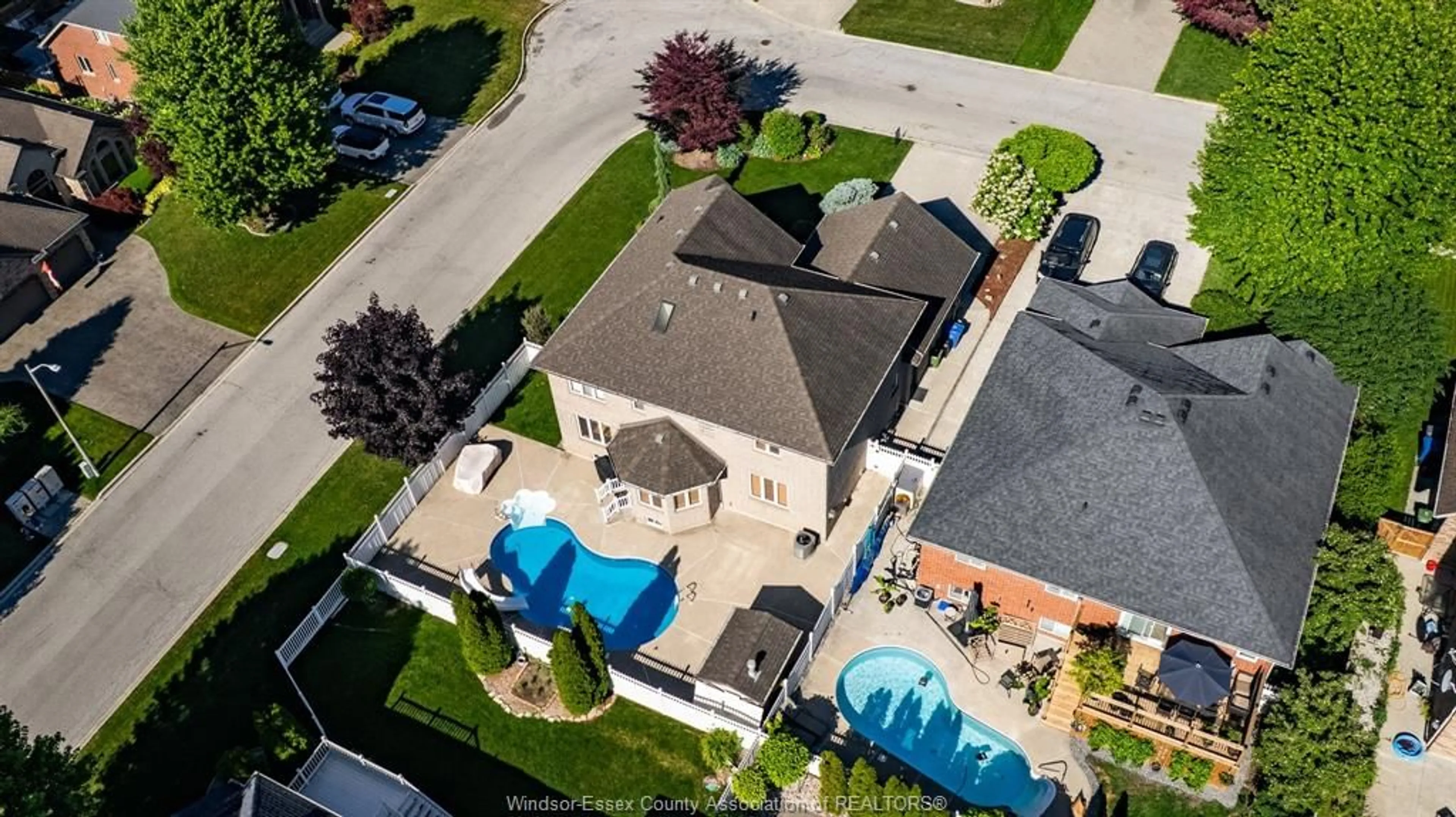 A pic from outside/outdoor area/front of a property/back of a property/a pic from drone, street for 5760 WAYNE, LaSalle Ontario N9H 2M5
