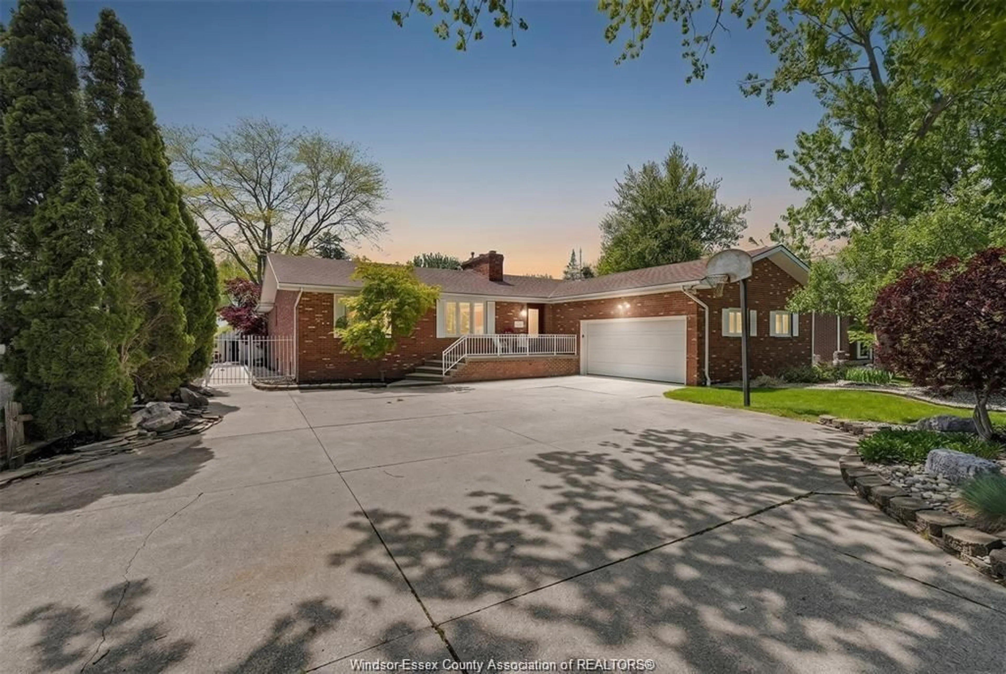 A pic from outside/outdoor area/front of a property/back of a property/a pic from drone, street for 274 IRWIN, Essex Ontario N8M 2T6