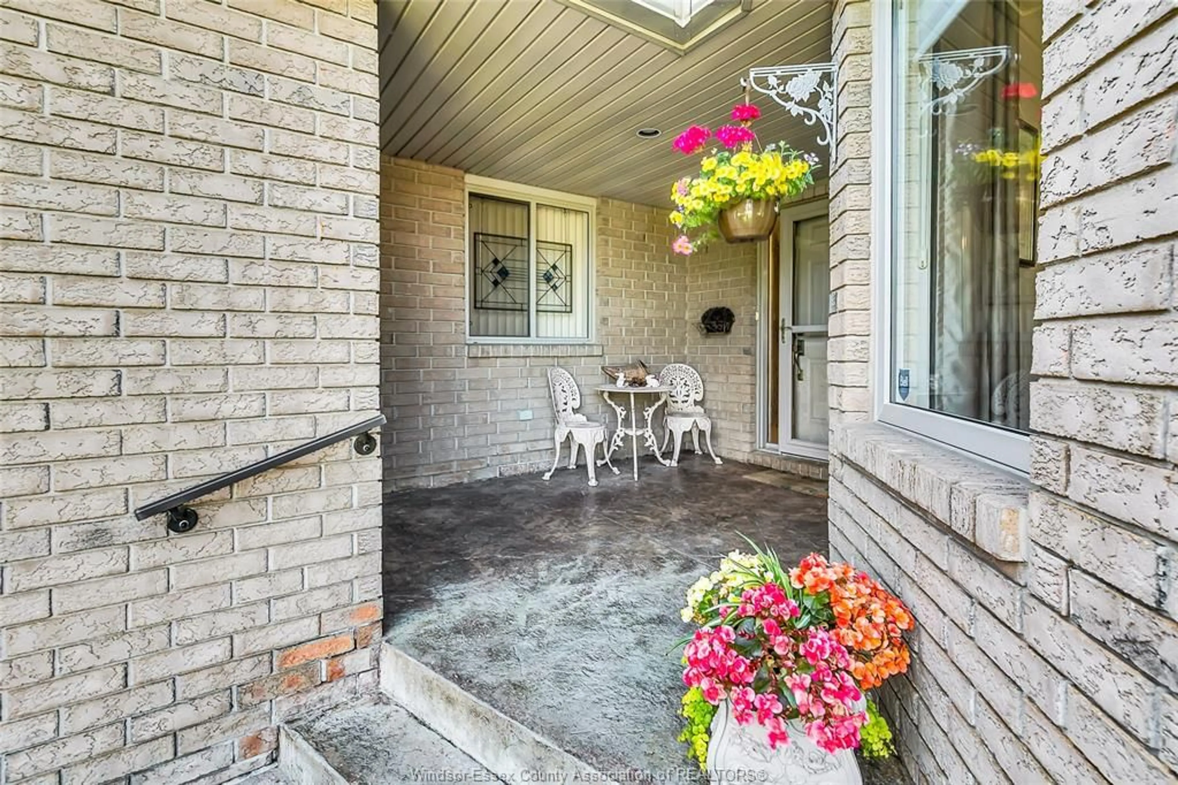 Patio, street for 1385 IMPERIAL Cres, Windsor Ontario N9G 2T6