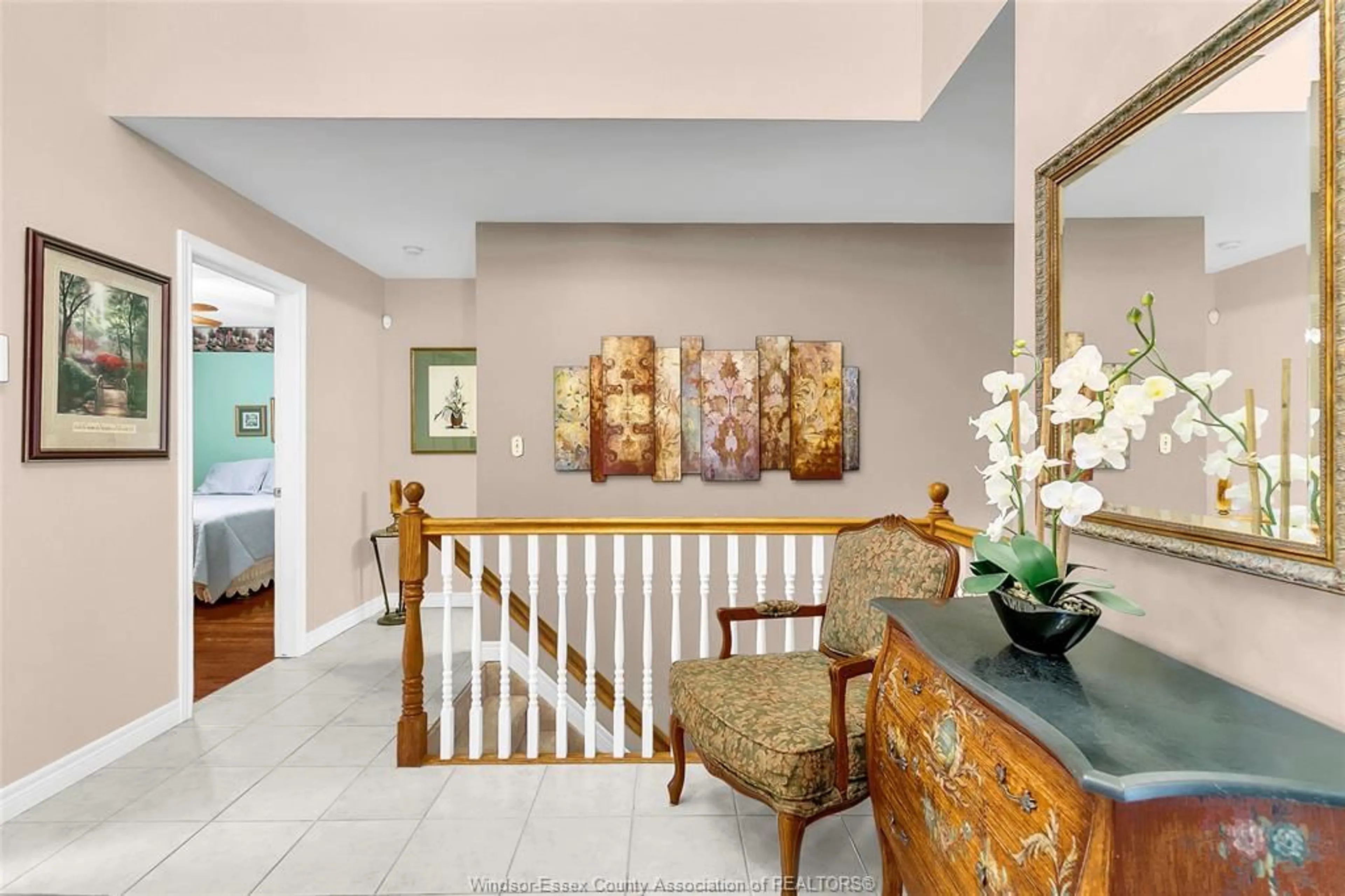 Indoor foyer for 1385 IMPERIAL Cres, Windsor Ontario N9G 2T6