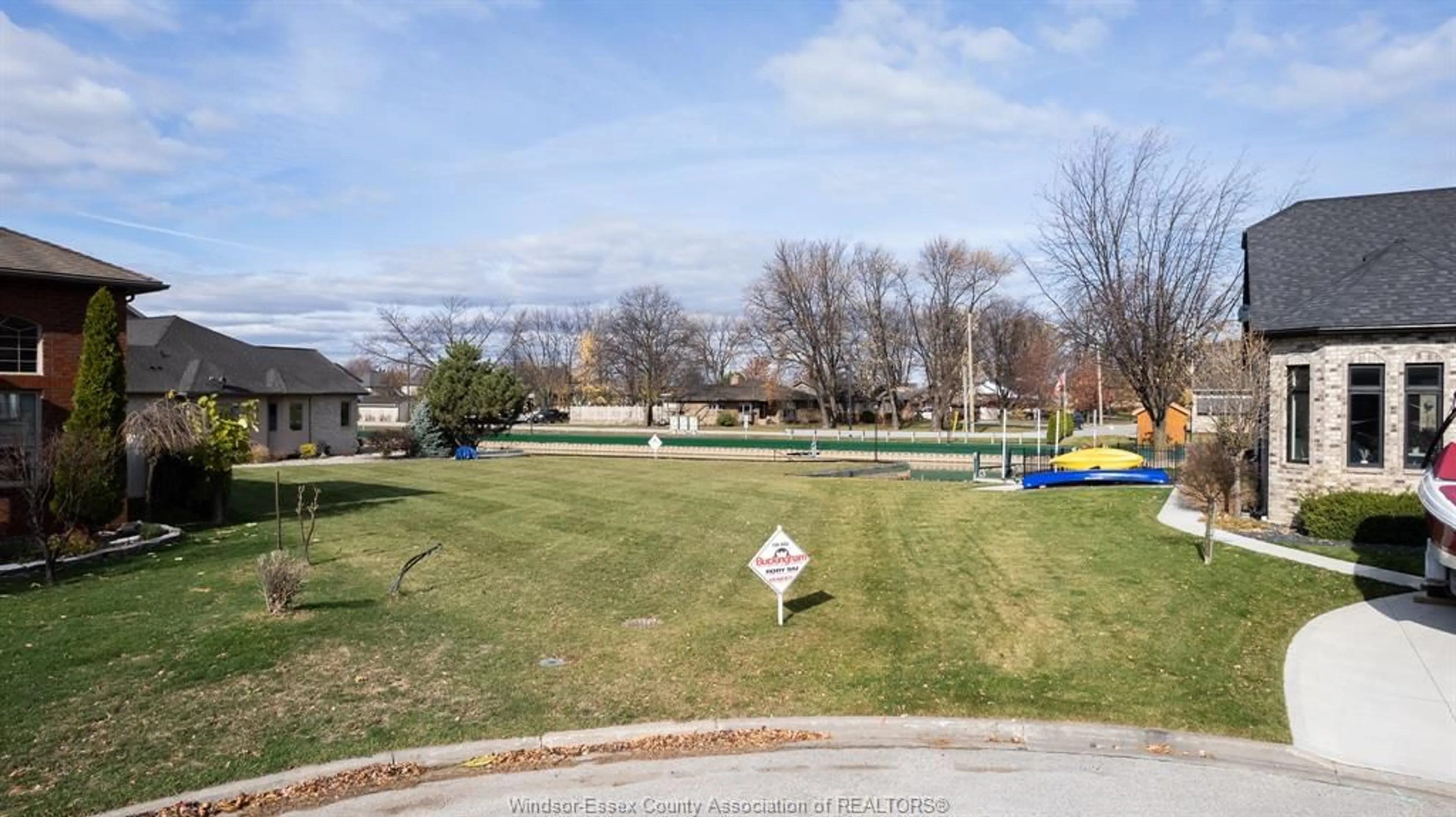 A pic from outside/outdoor area/front of a property/back of a property/a pic from drone, unknown for 256 MOCERI Cres, Lakeshore Ontario N8N 5A9