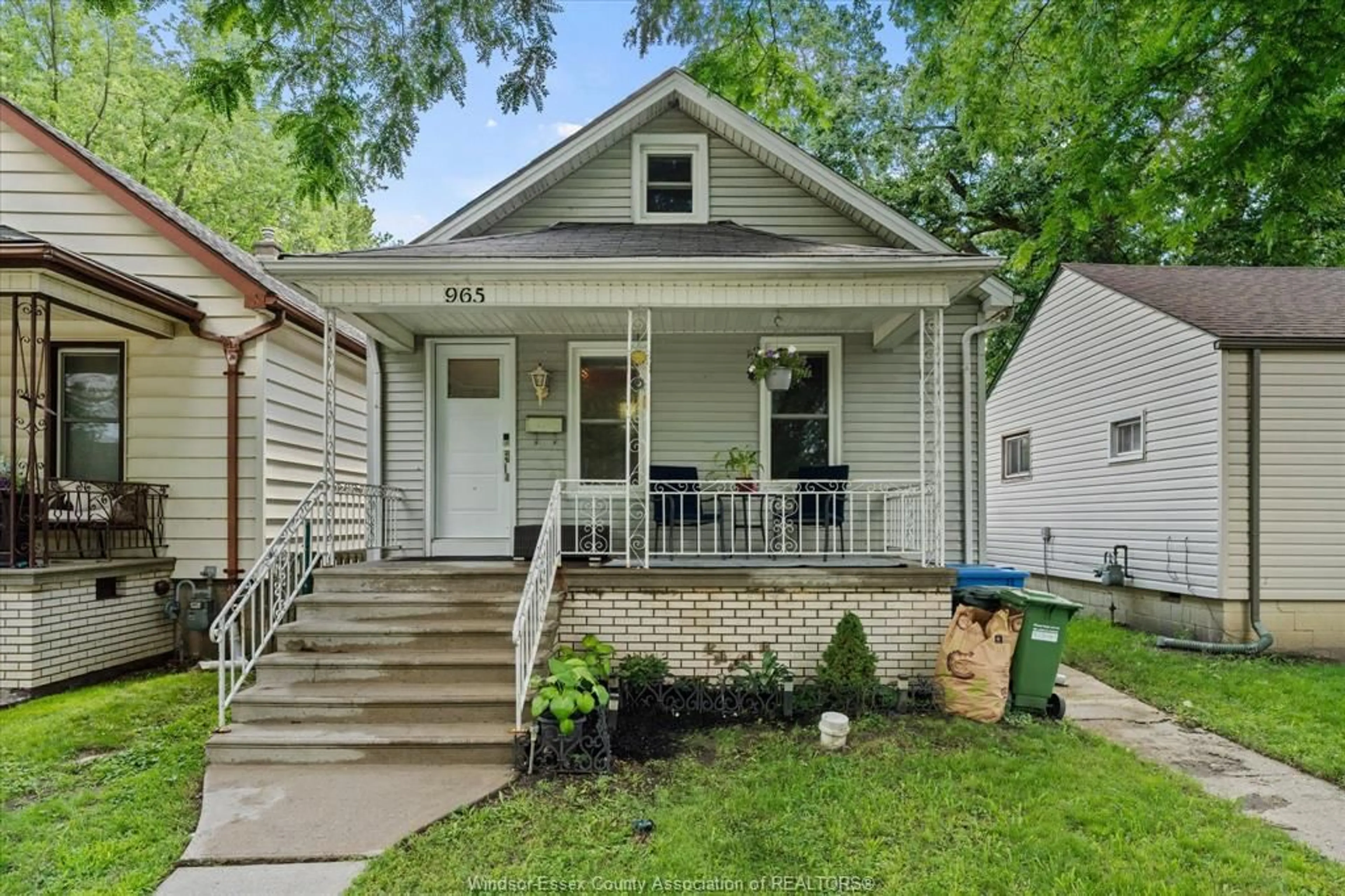 Home with vinyl exterior material, street for 965 BRIDGE, Windsor Ontario N9B 2M9