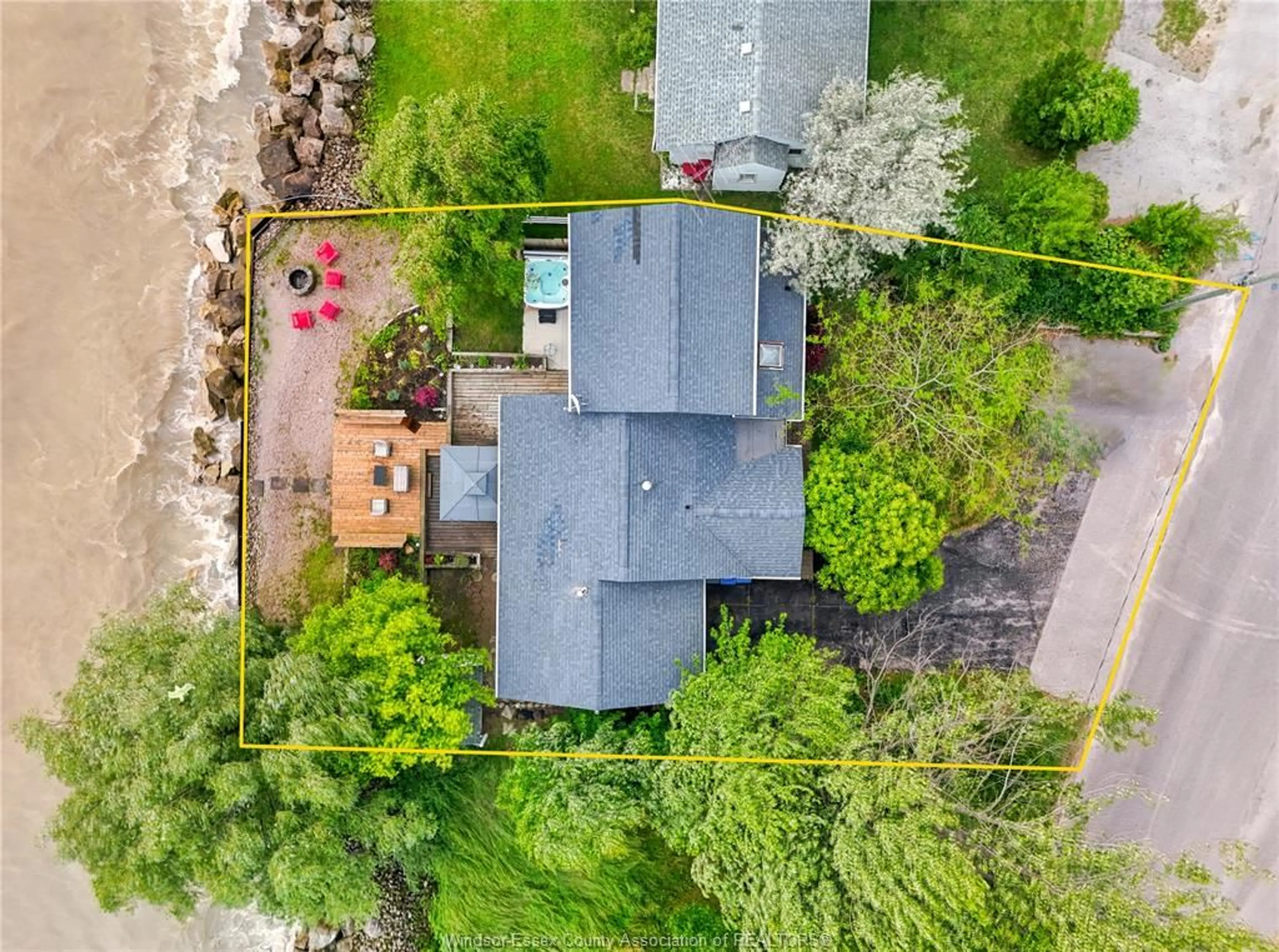 A pic from outside/outdoor area/front of a property/back of a property/a pic from drone, street for 866 POINT PELEE Dr, Leamington Ontario N8H 3V4