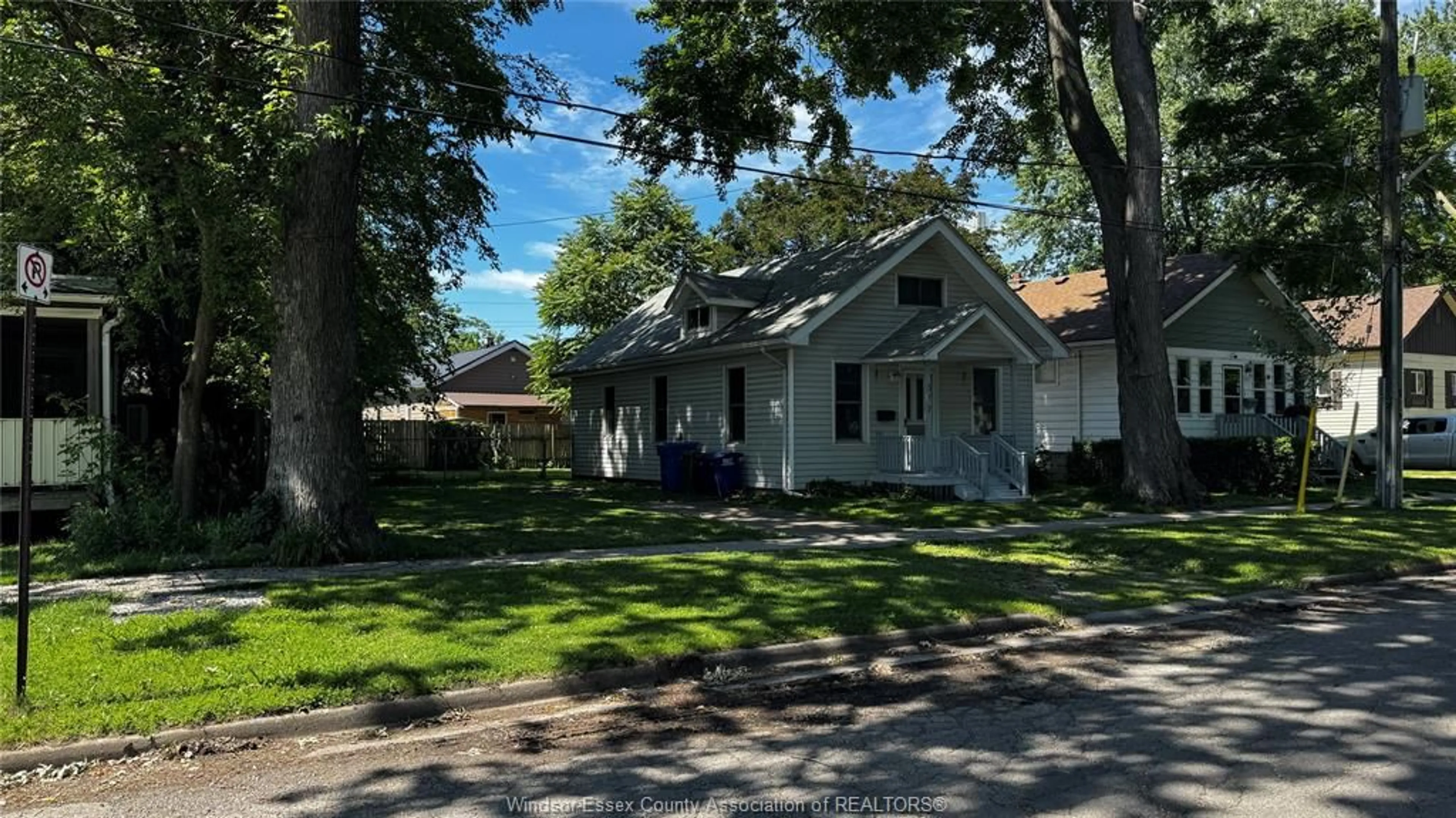 A pic from outside/outdoor area/front of a property/back of a property/a pic from drone, street for 377 CHAPPELL, Windsor Ontario N9C 3C6