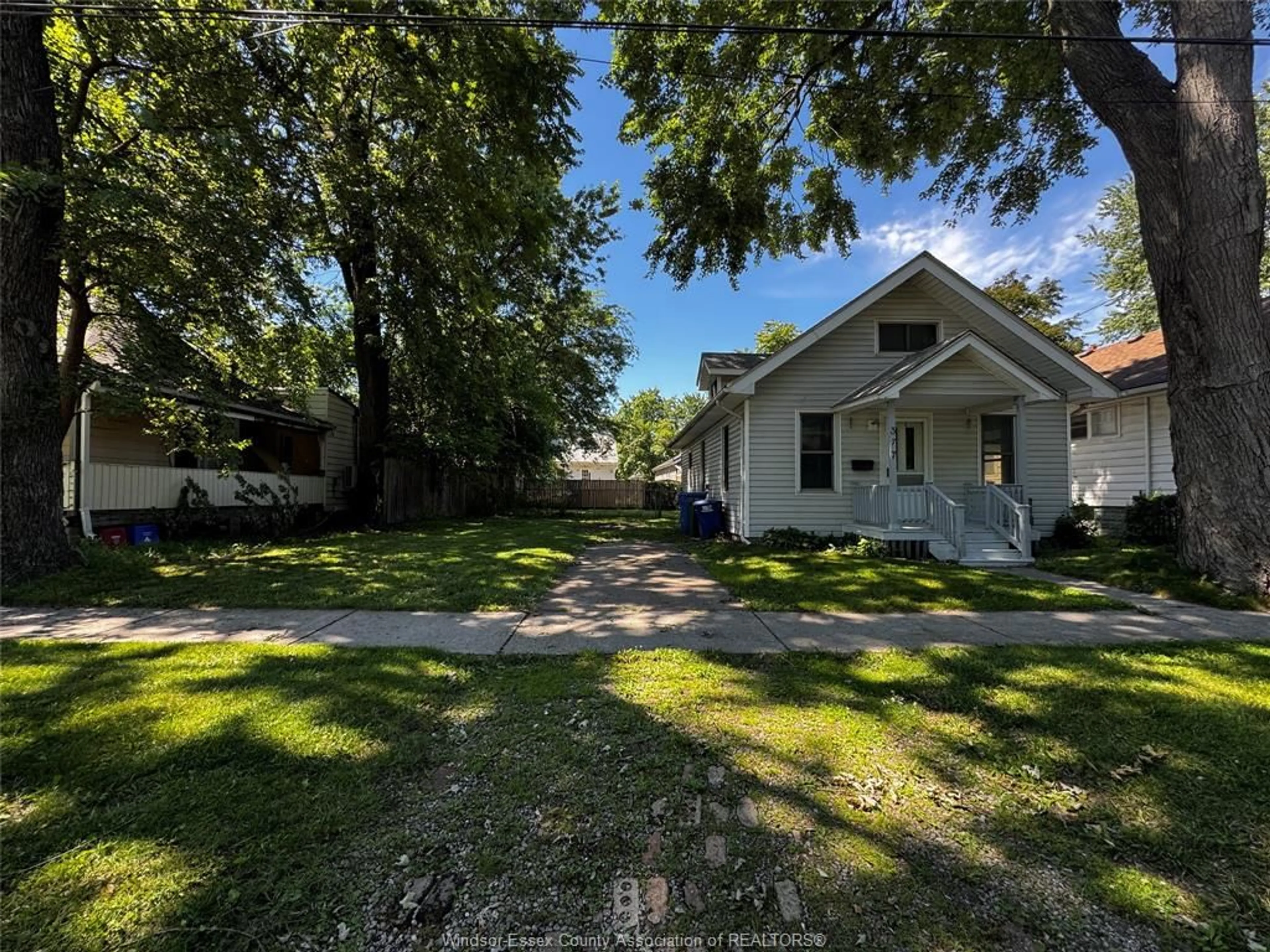 A pic from outside/outdoor area/front of a property/back of a property/a pic from drone, street for 377 CHAPPELL, Windsor Ontario N9C 3C6