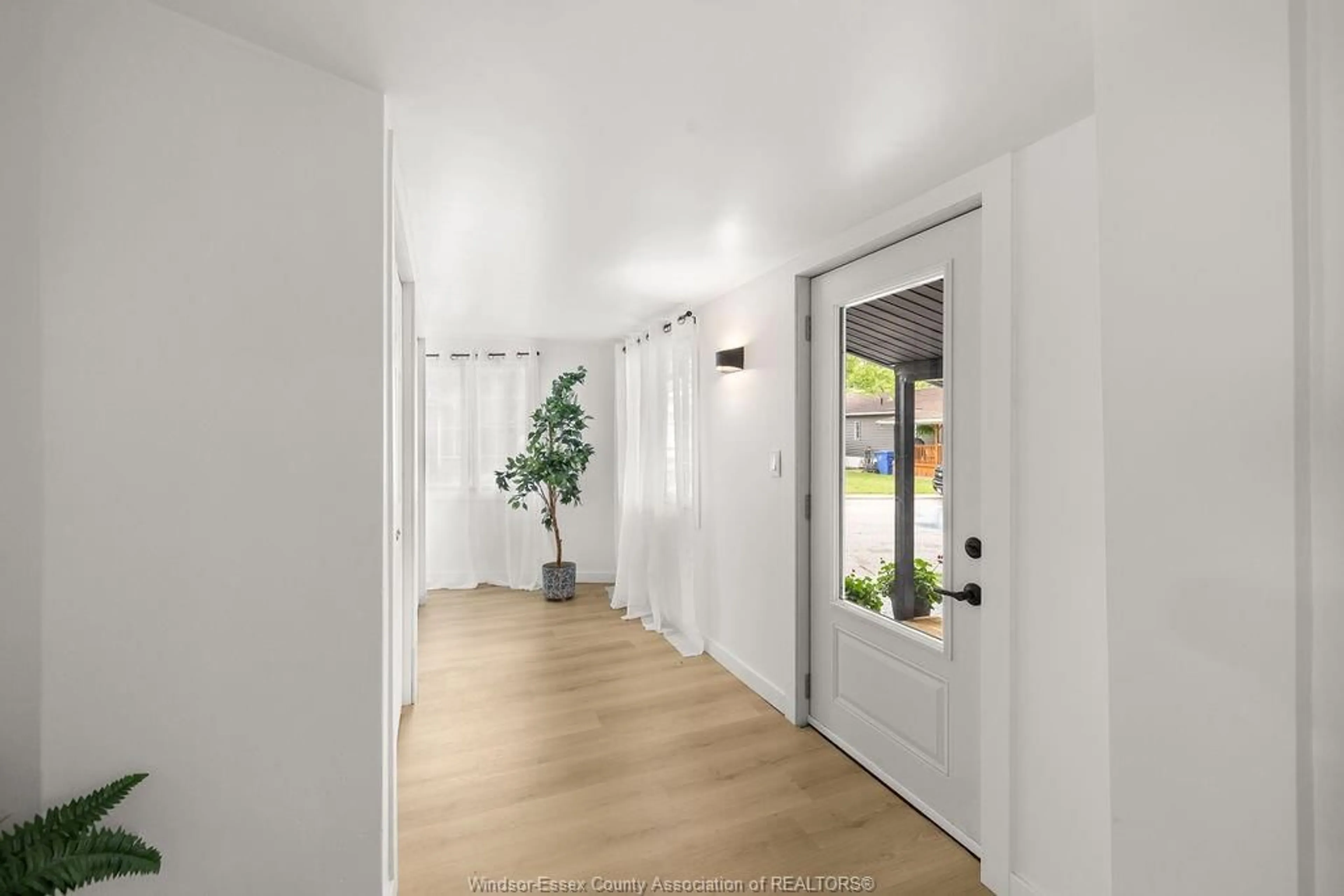 Indoor foyer for 162 MICHAEL Dr, Lakeshore Ontario N8N 2V6