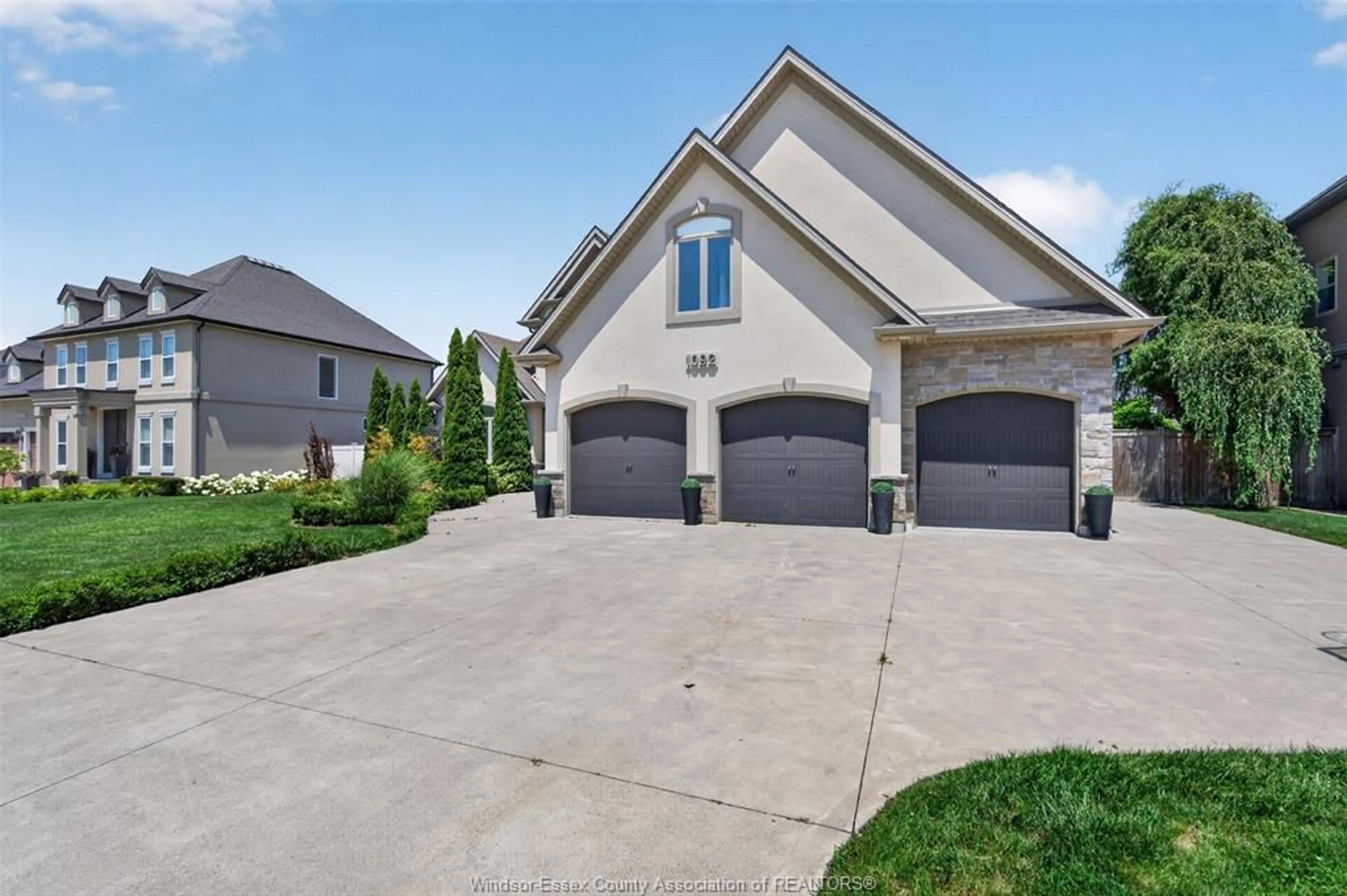 Indoor garage for 1092 REGENCY Cres, Lakeshore Ontario N0R 1A0