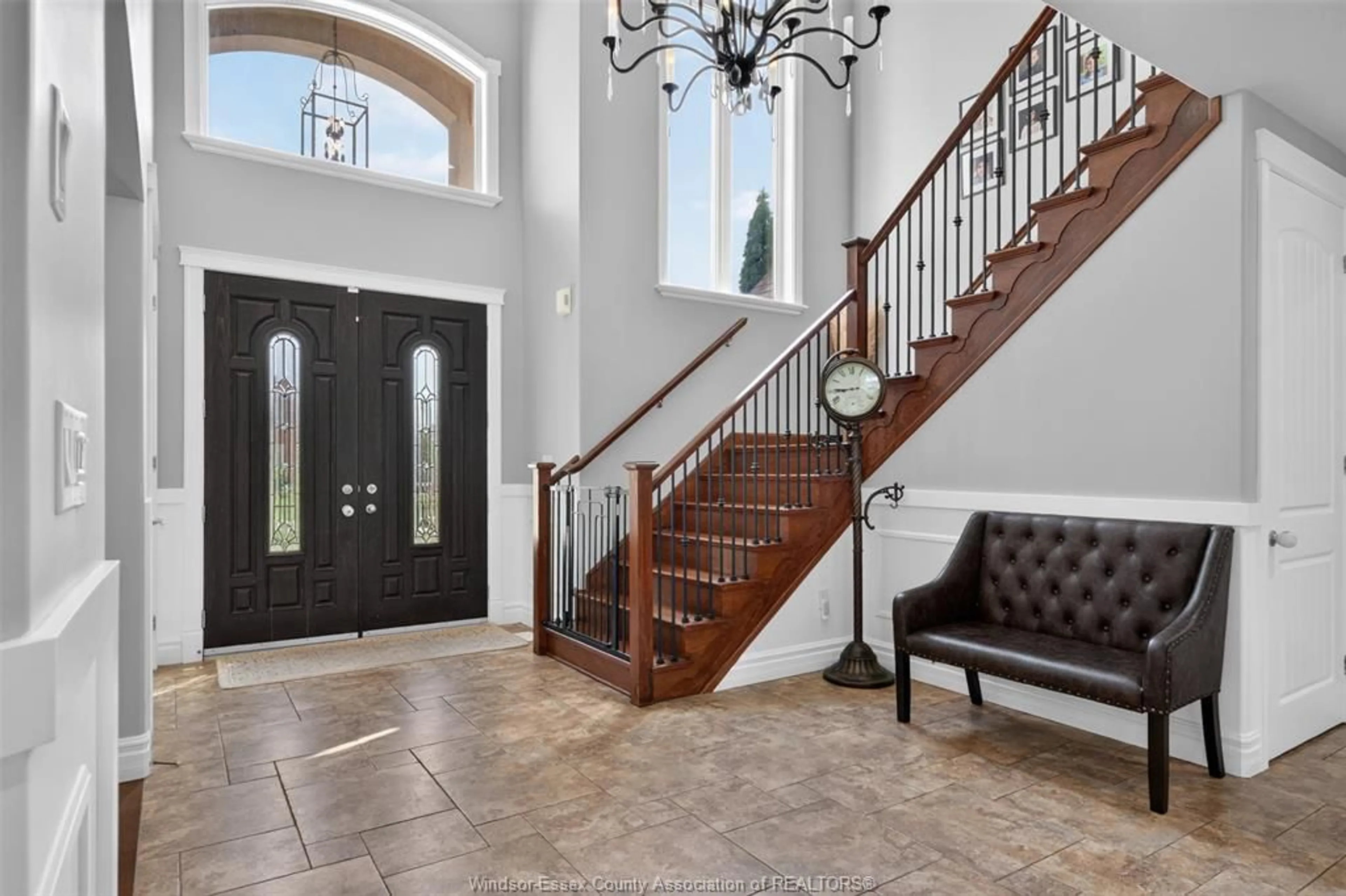 Indoor entryway for 1092 REGENCY Cres, Lakeshore Ontario N0R 1A0