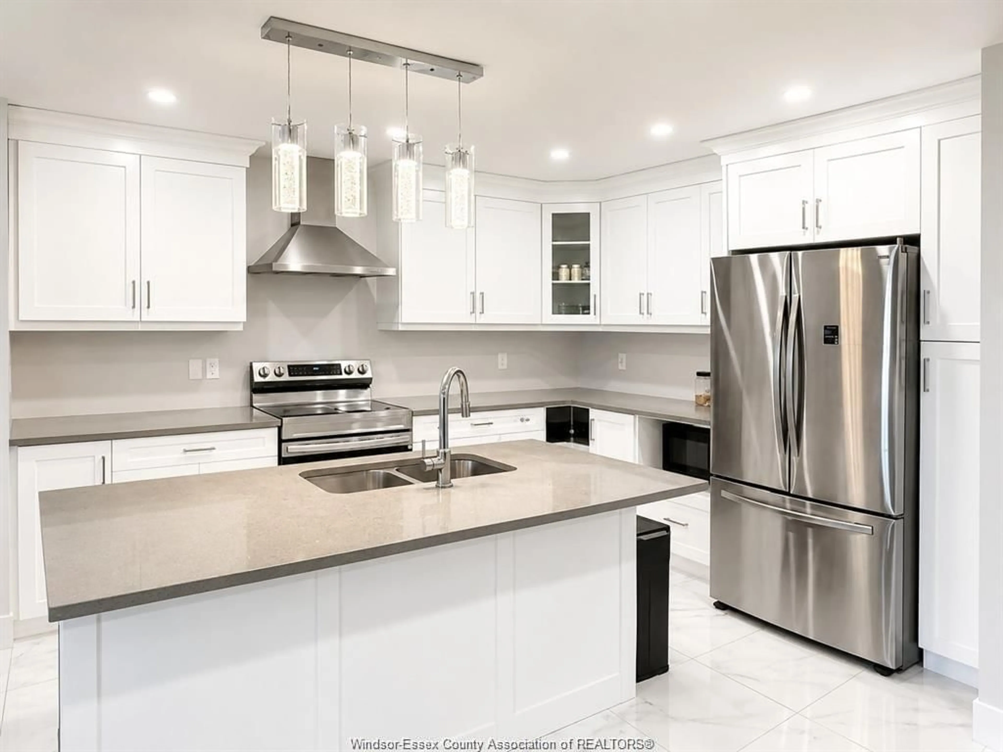 Contemporary kitchen, ceramic/tile floor for 85 BORDEAUX Pl, Chatham Ontario N7M 0S4
