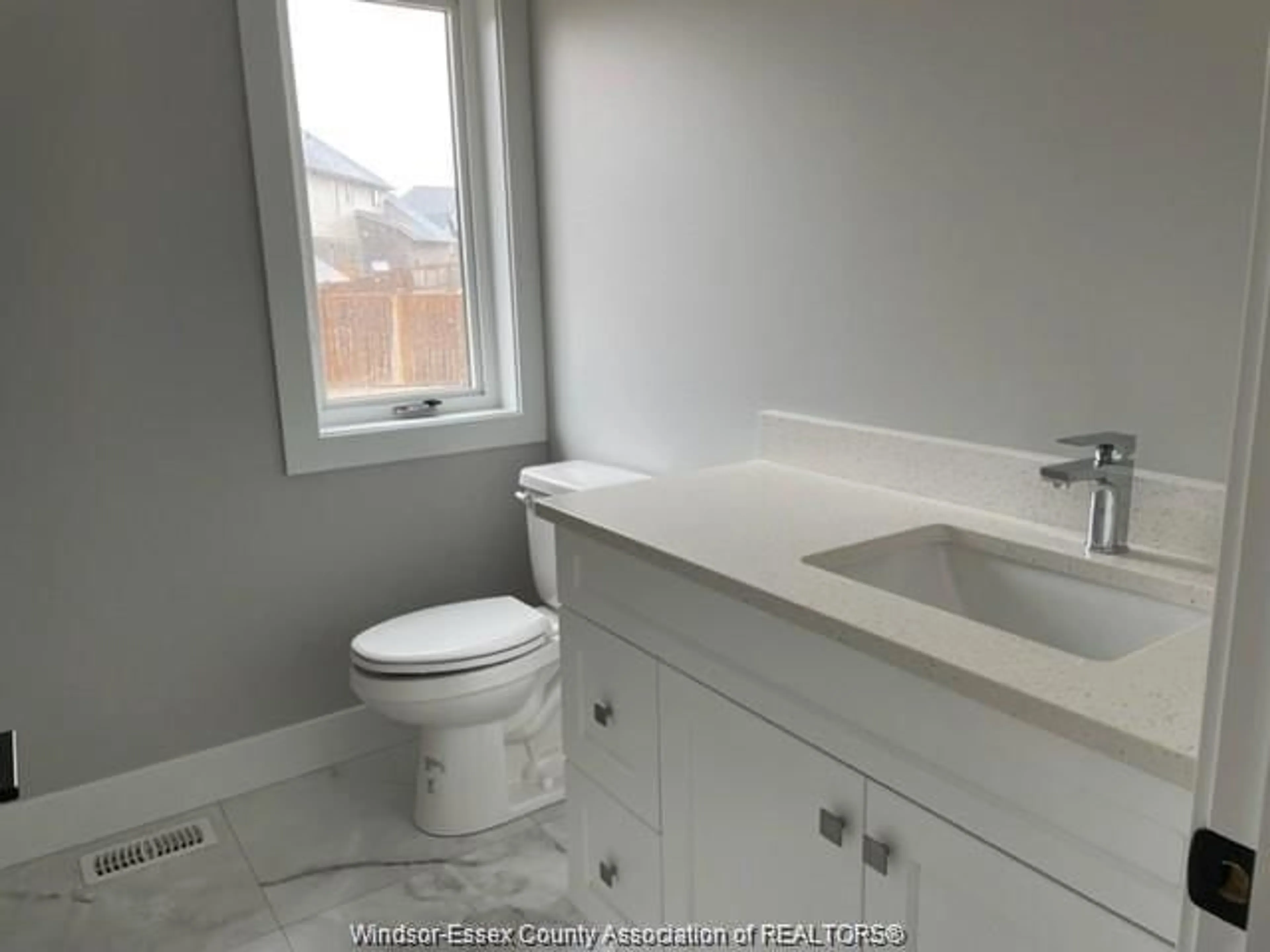 Standard bathroom, ceramic/tile floor for 85 BORDEAUX Pl, Chatham Ontario N7M 0S4