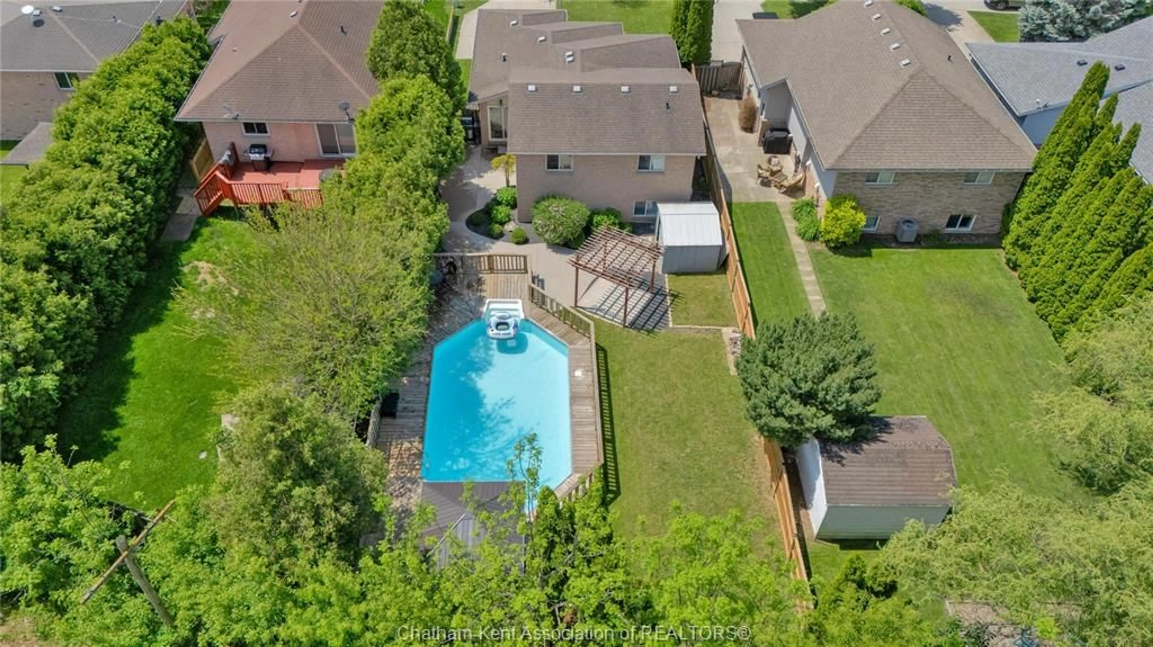 A pic from outside/outdoor area/front of a property/back of a property/a pic from drone, unknown for 23 Carolinian Pl, Chatham Ontario N7L 5M7