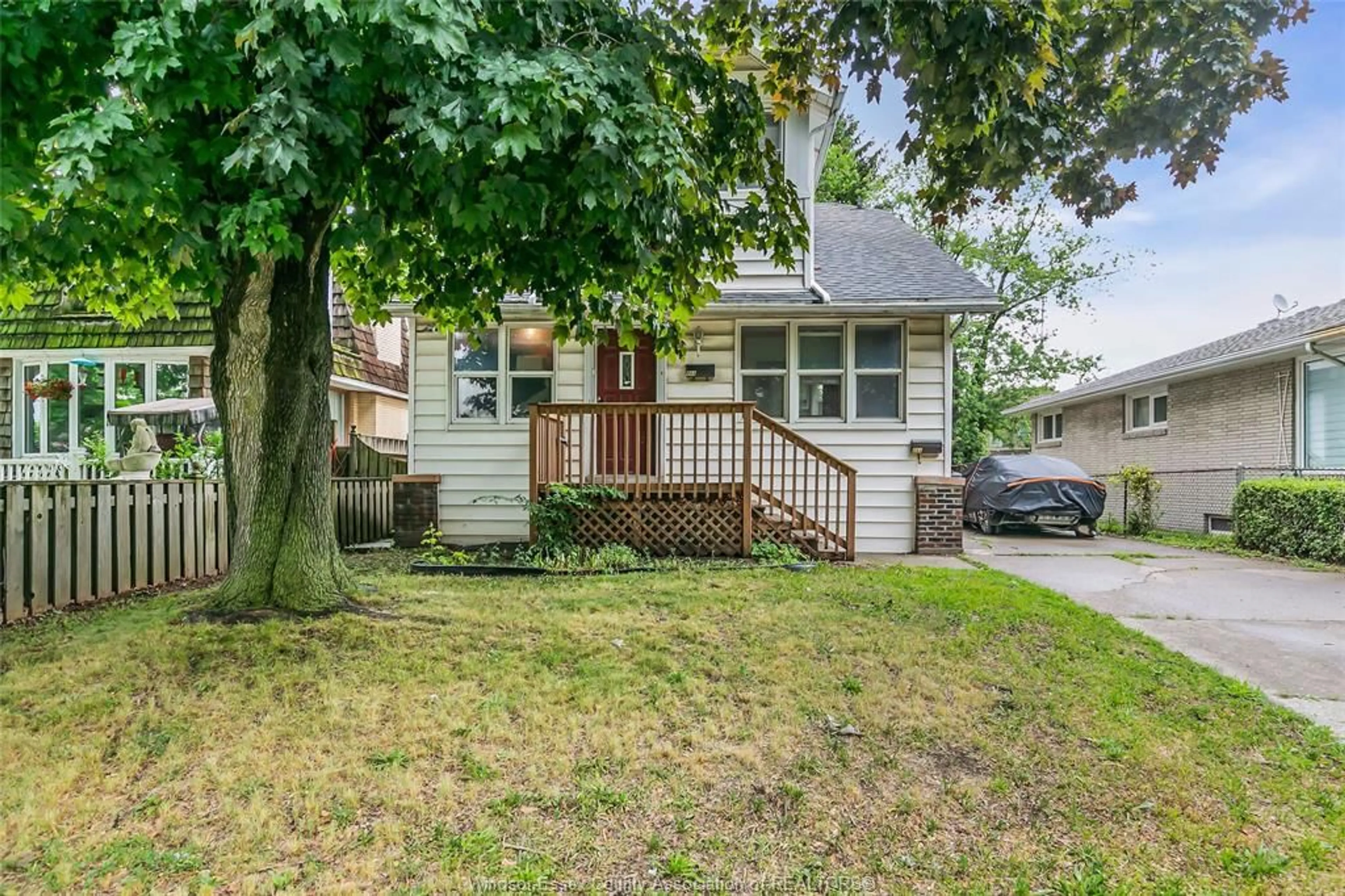 Home with vinyl exterior material, street for 444 DETROIT, Windsor Ontario N9C 2P7