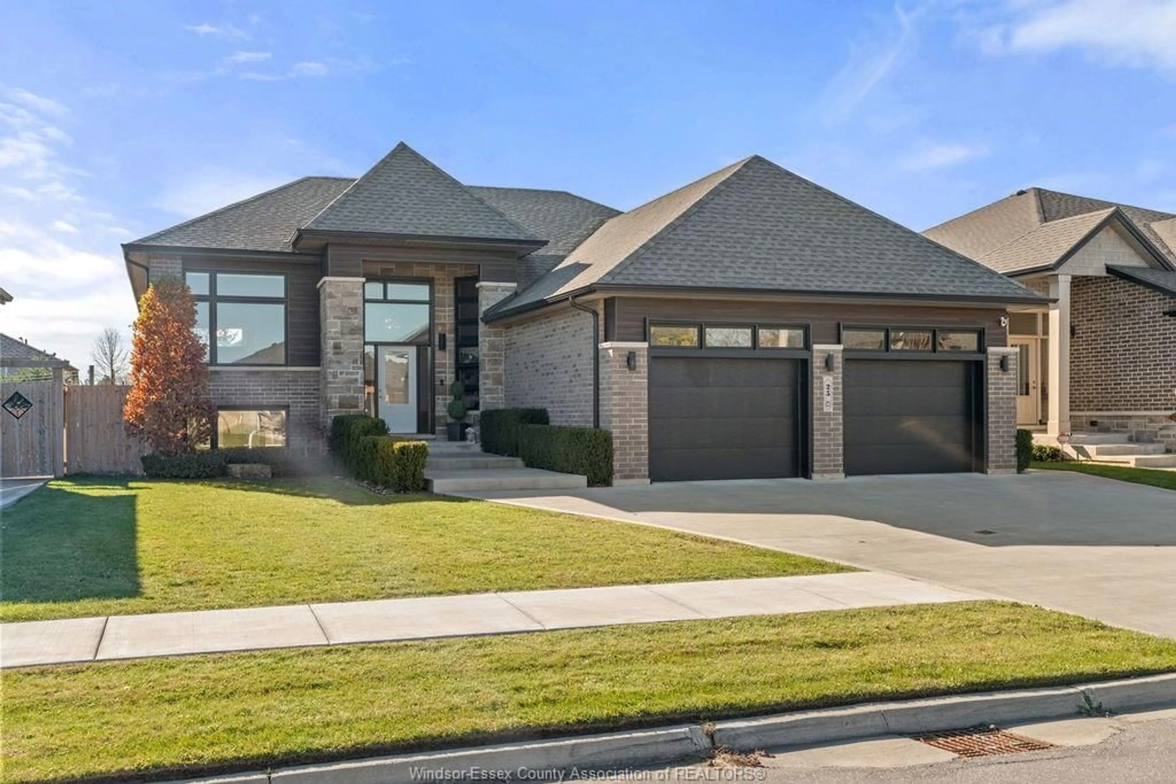 Home with brick exterior material, street for 25 WOODLAND ST, Kingsville Ontario N9Y 0A9