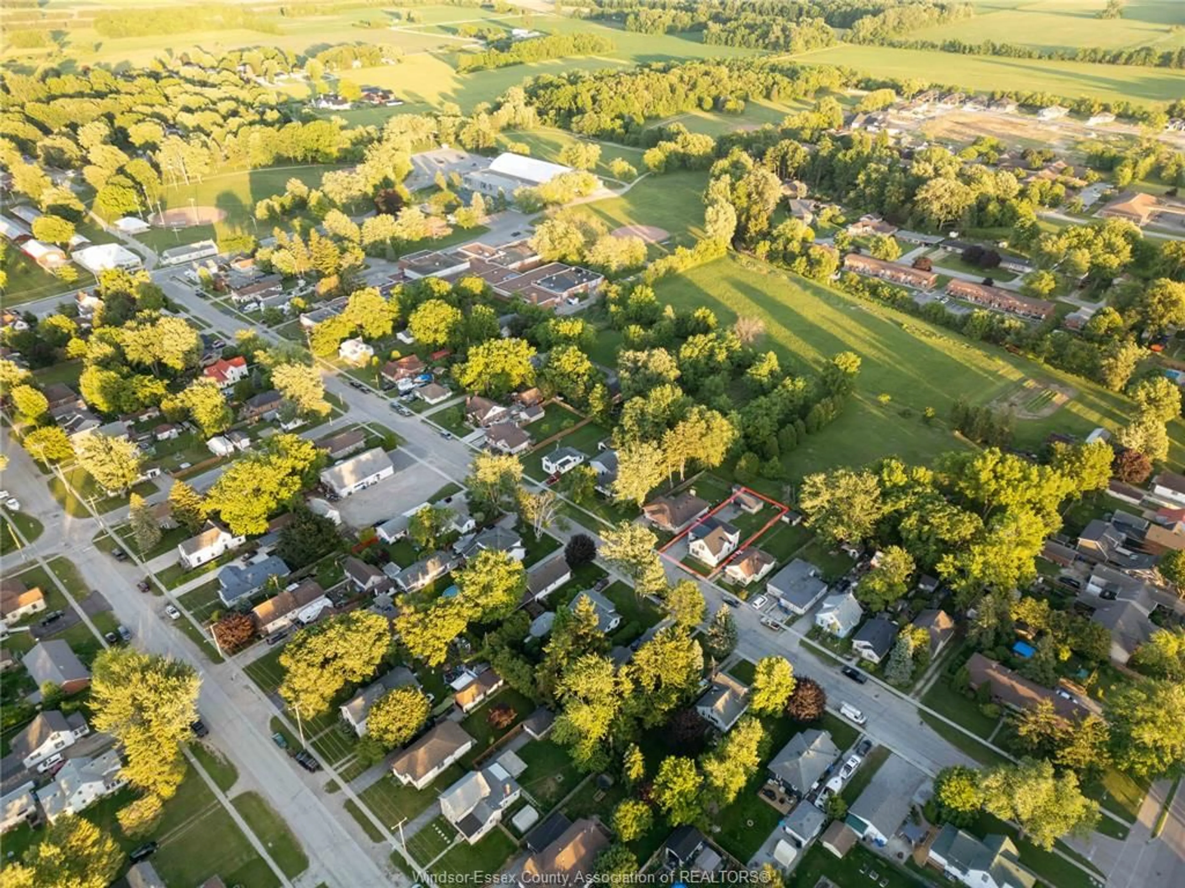 A pic from outside/outdoor area/front of a property/back of a property/a pic from drone, street for 143 WELLINGTON St, Harrow Ontario N0R 1G0