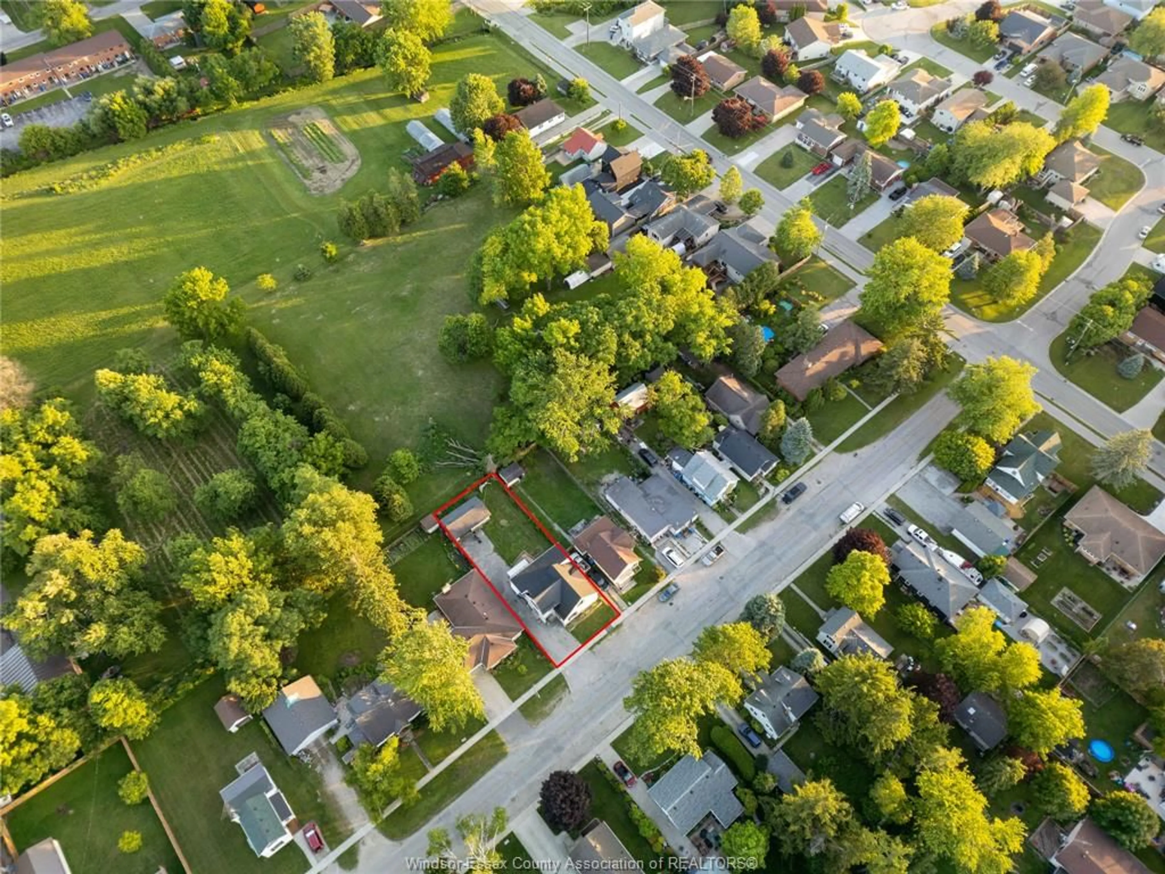 A pic from outside/outdoor area/front of a property/back of a property/a pic from drone, street for 143 WELLINGTON St, Harrow Ontario N0R 1G0
