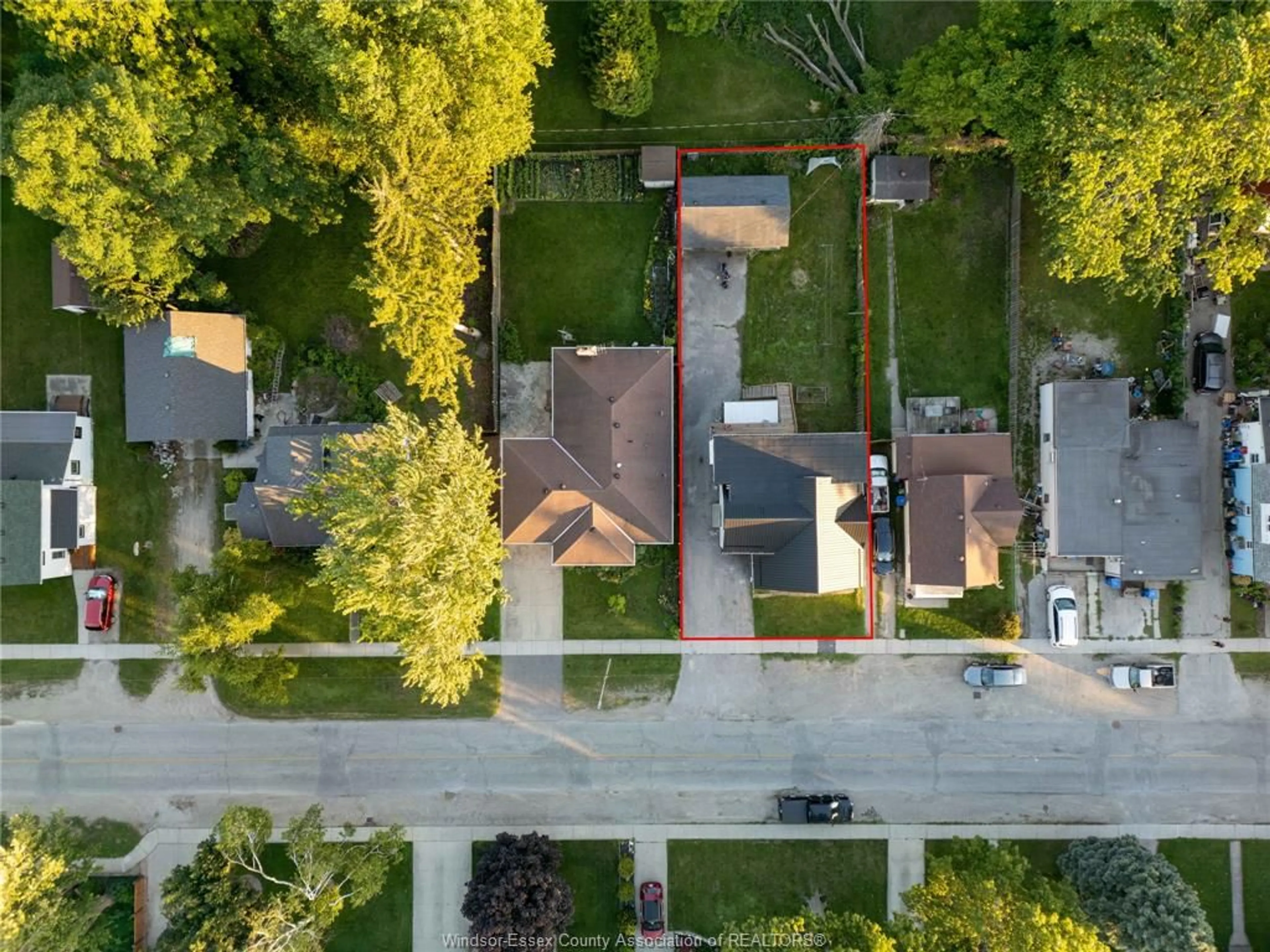 A pic from outside/outdoor area/front of a property/back of a property/a pic from drone, street for 143 WELLINGTON St, Harrow Ontario N0R 1G0