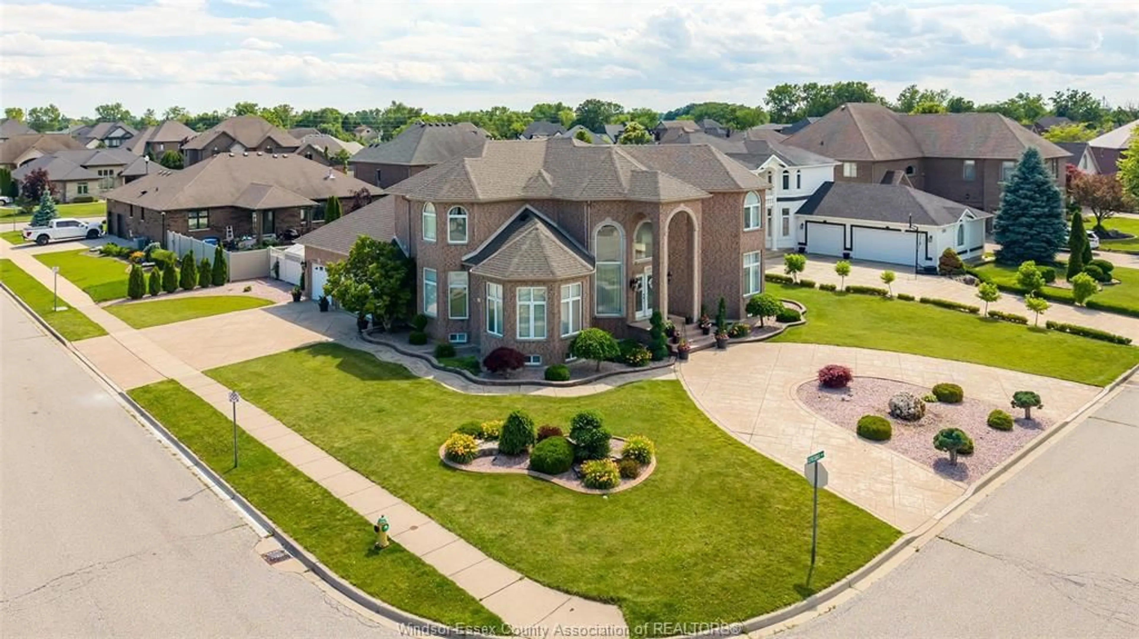A pic from outside/outdoor area/front of a property/back of a property/a pic from drone, street for 498 CLYDESDALE Crt, Lakeshore Ontario N0R 1A0