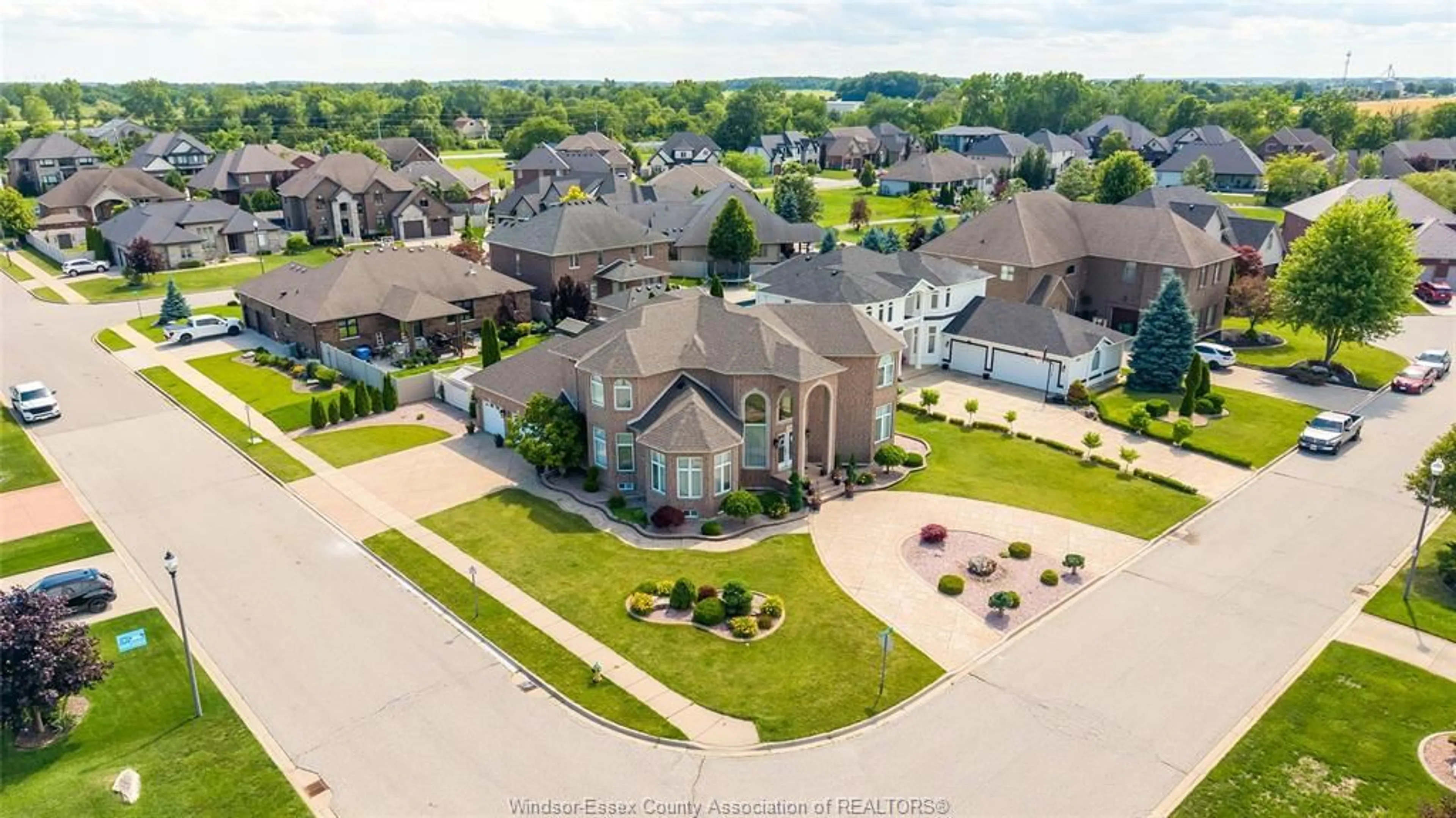 A pic from outside/outdoor area/front of a property/back of a property/a pic from drone, street for 498 CLYDESDALE Crt, Lakeshore Ontario N0R 1A0