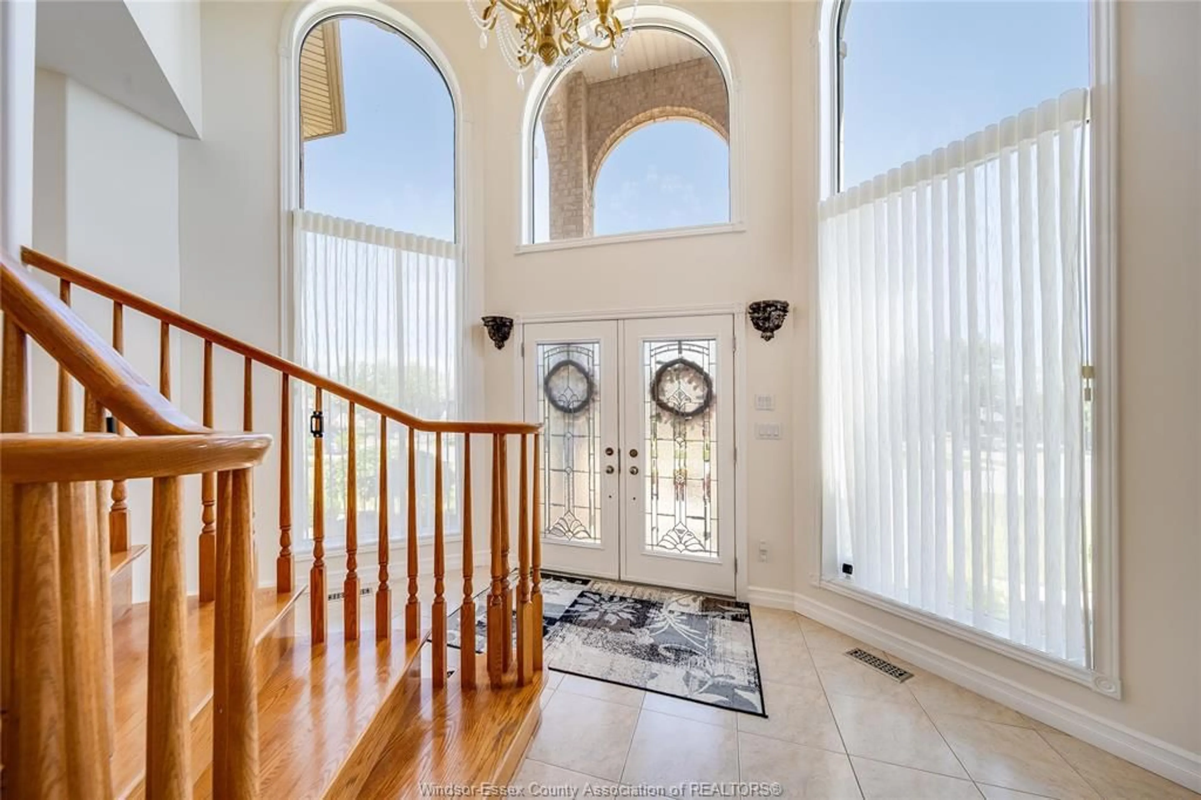 Indoor foyer for 498 CLYDESDALE Crt, Lakeshore Ontario N0R 1A0