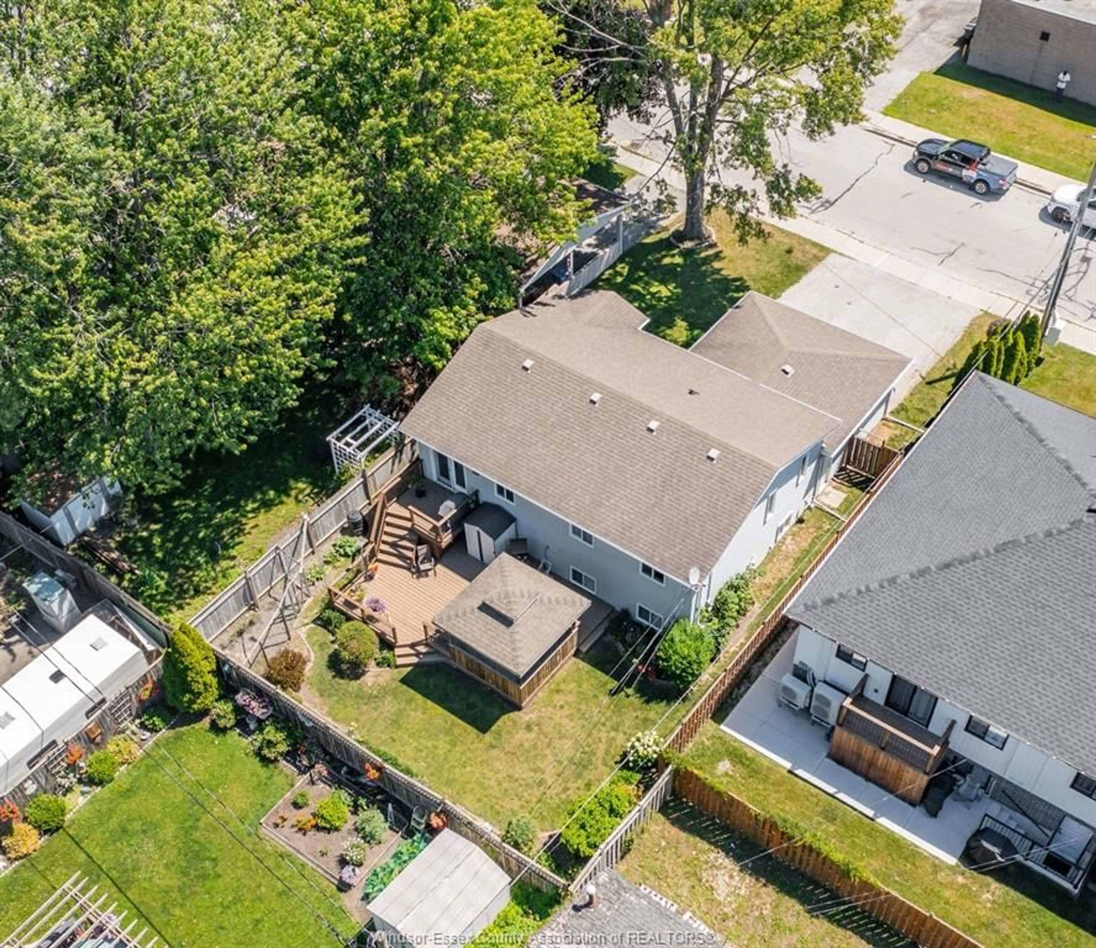 A pic from outside/outdoor area/front of a property/back of a property/a pic from drone, street for 298 KEMPT St, Amherstburg Ontario N9V 2H8
