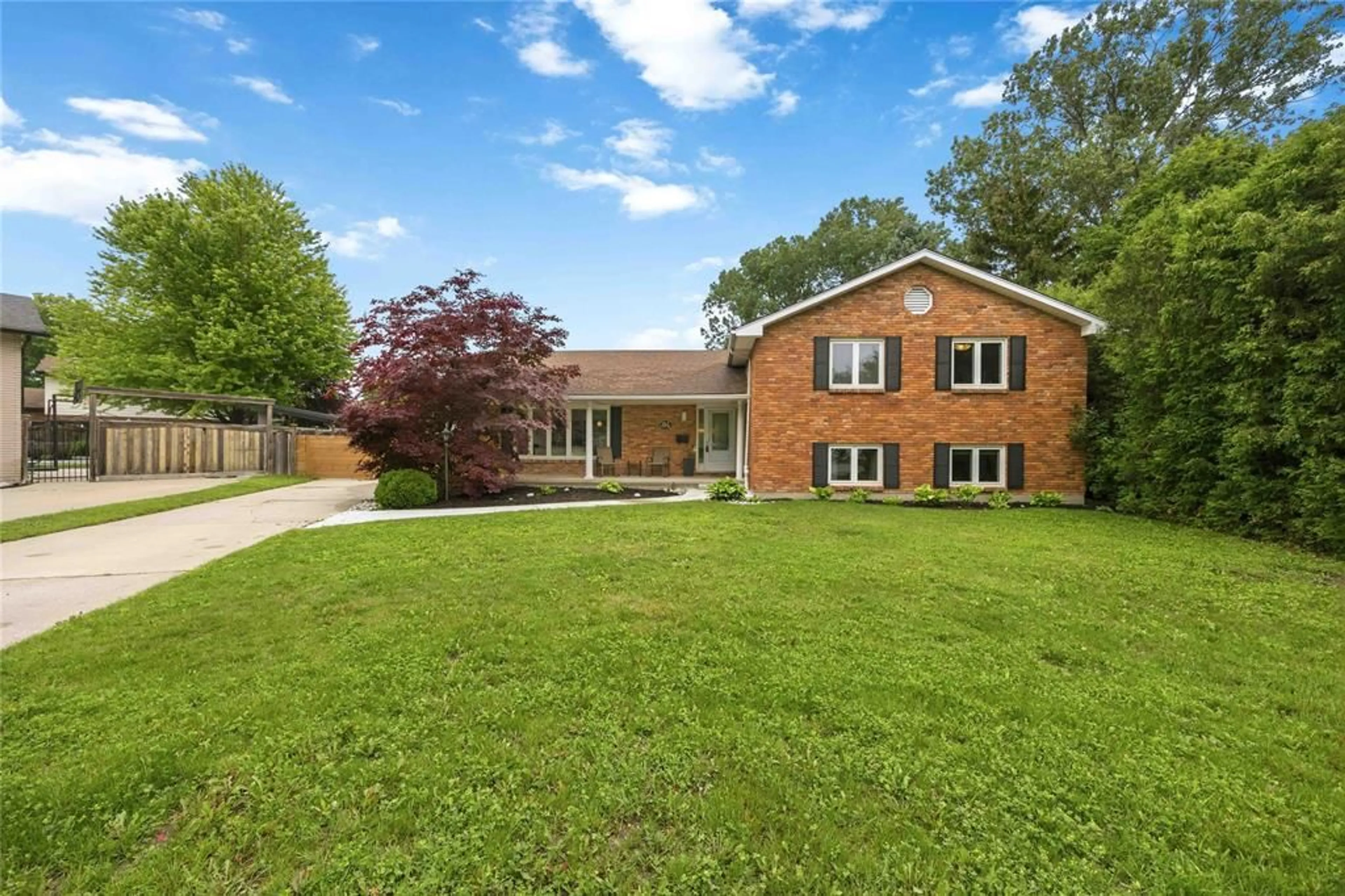 Home with brick exterior material, street for 914 VARSITY Cres, Sarnia Ontario N7S 4W2