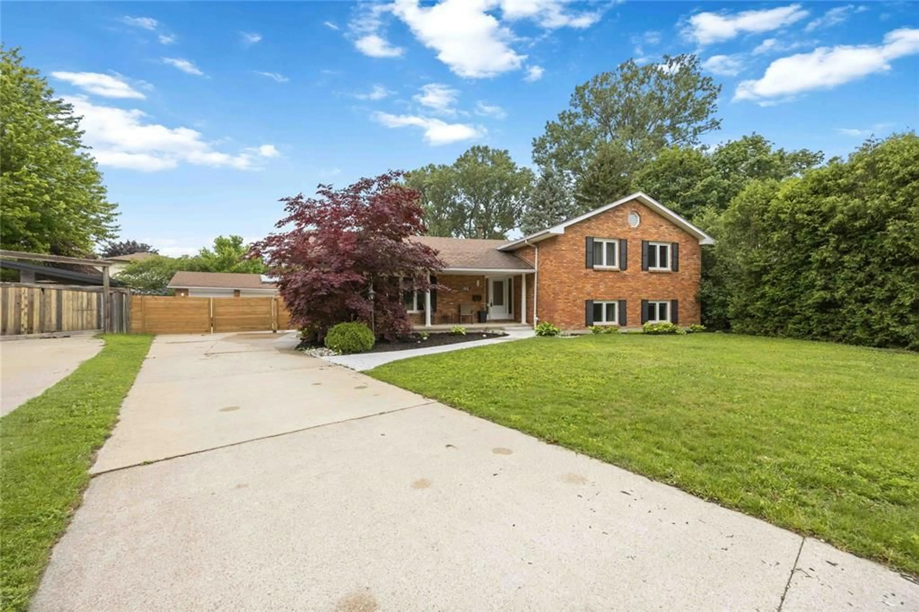 Home with brick exterior material, street for 914 VARSITY Cres, Sarnia Ontario N7S 4W2