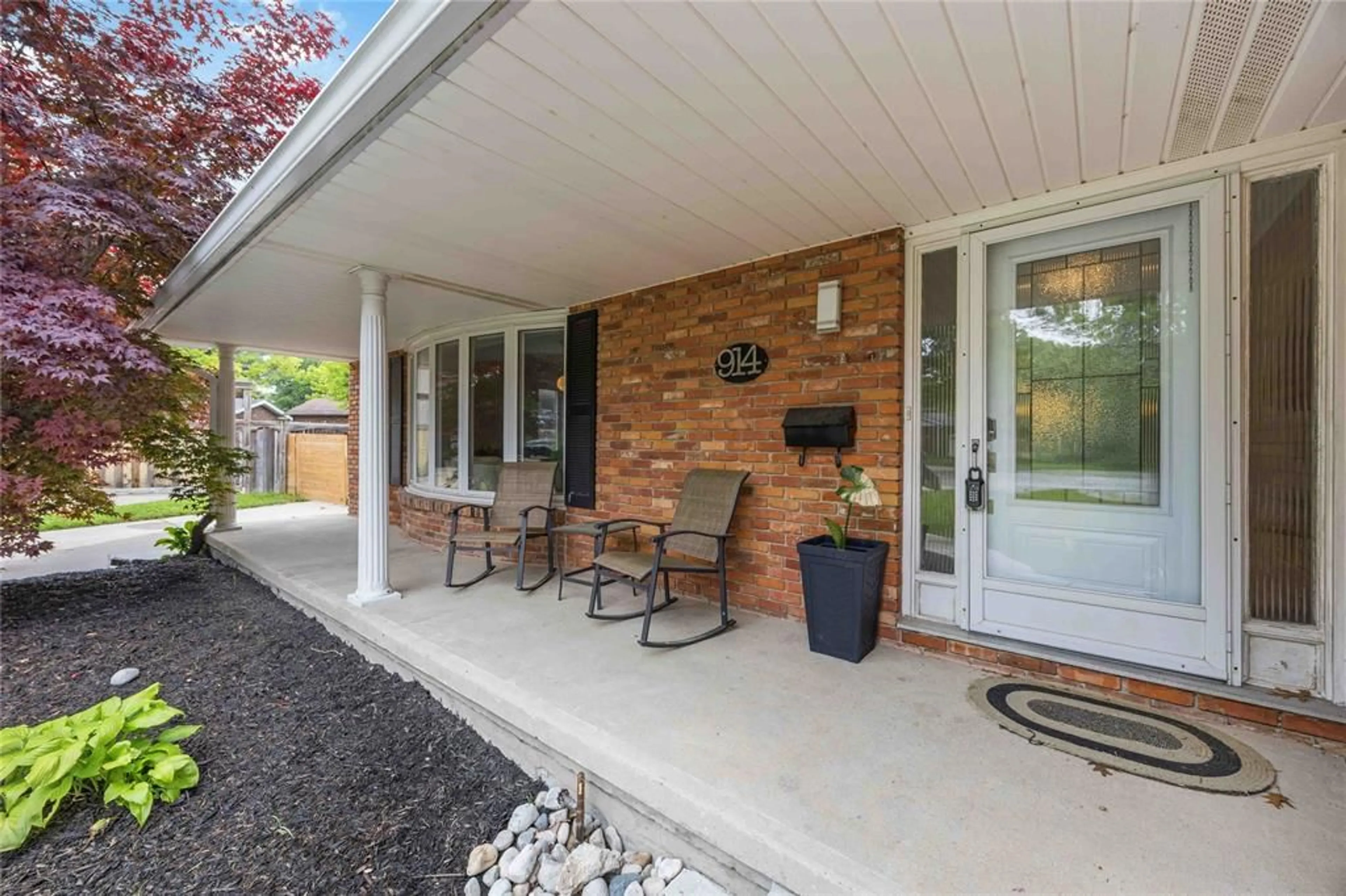 Patio, street for 914 VARSITY Cres, Sarnia Ontario N7S 4W2
