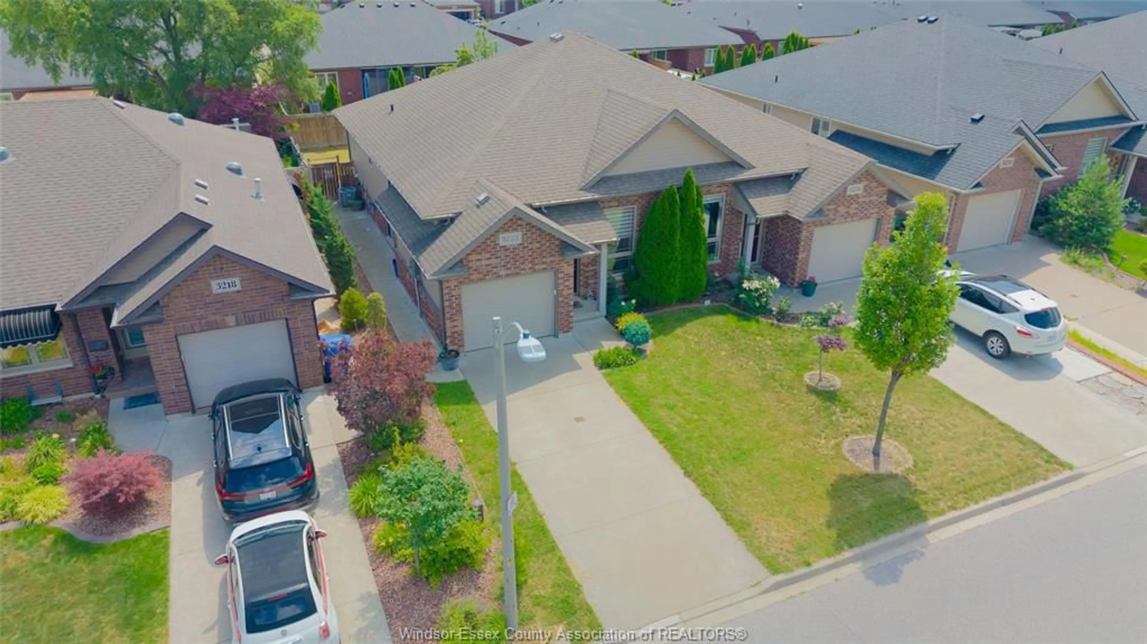 A pic from outside/outdoor area/front of a property/back of a property/a pic from drone, street for 3222 SEVILLE Ave, Windsor Ontario N8N 0A4