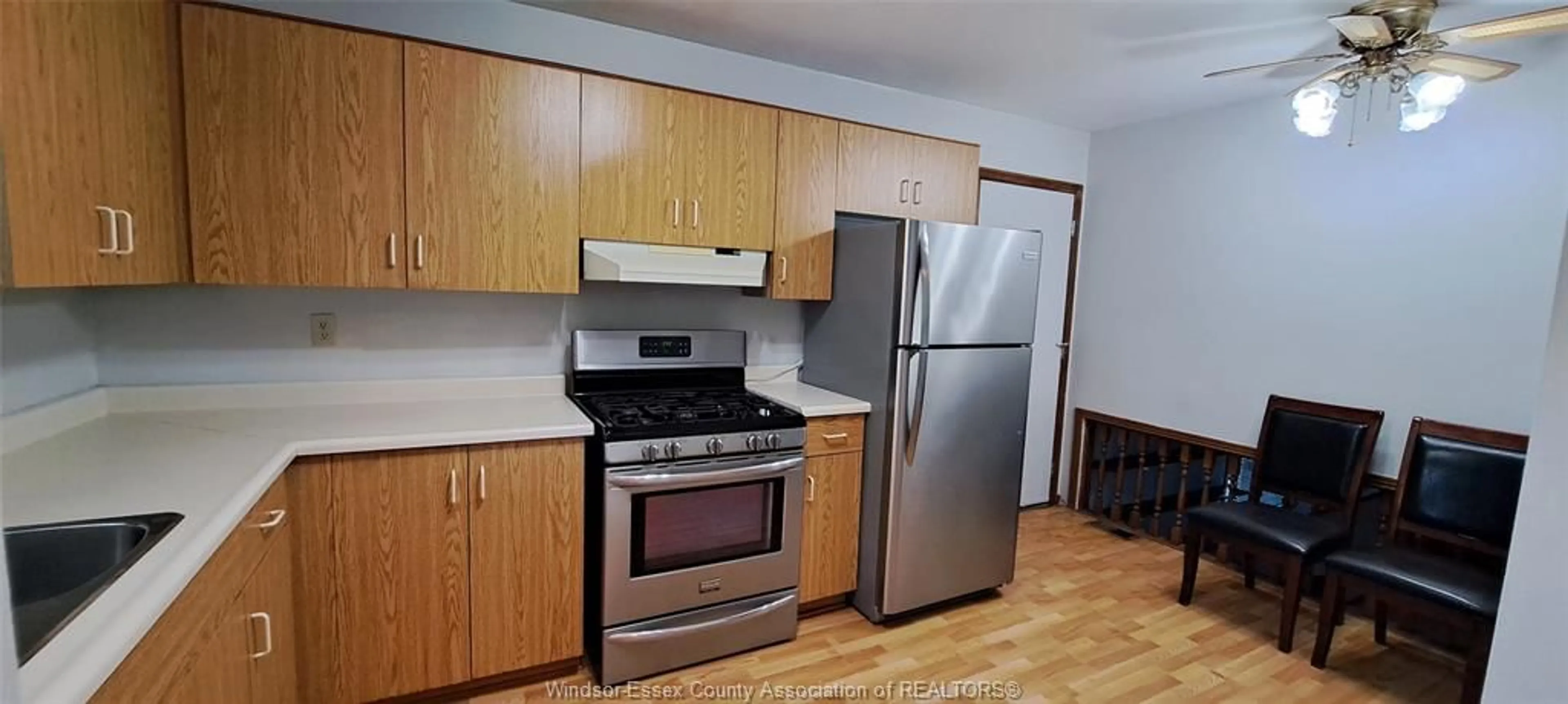 Standard kitchen, wood/laminate floor for 1635 COURTLAND Cres, Windsor Ontario N8T 3K5