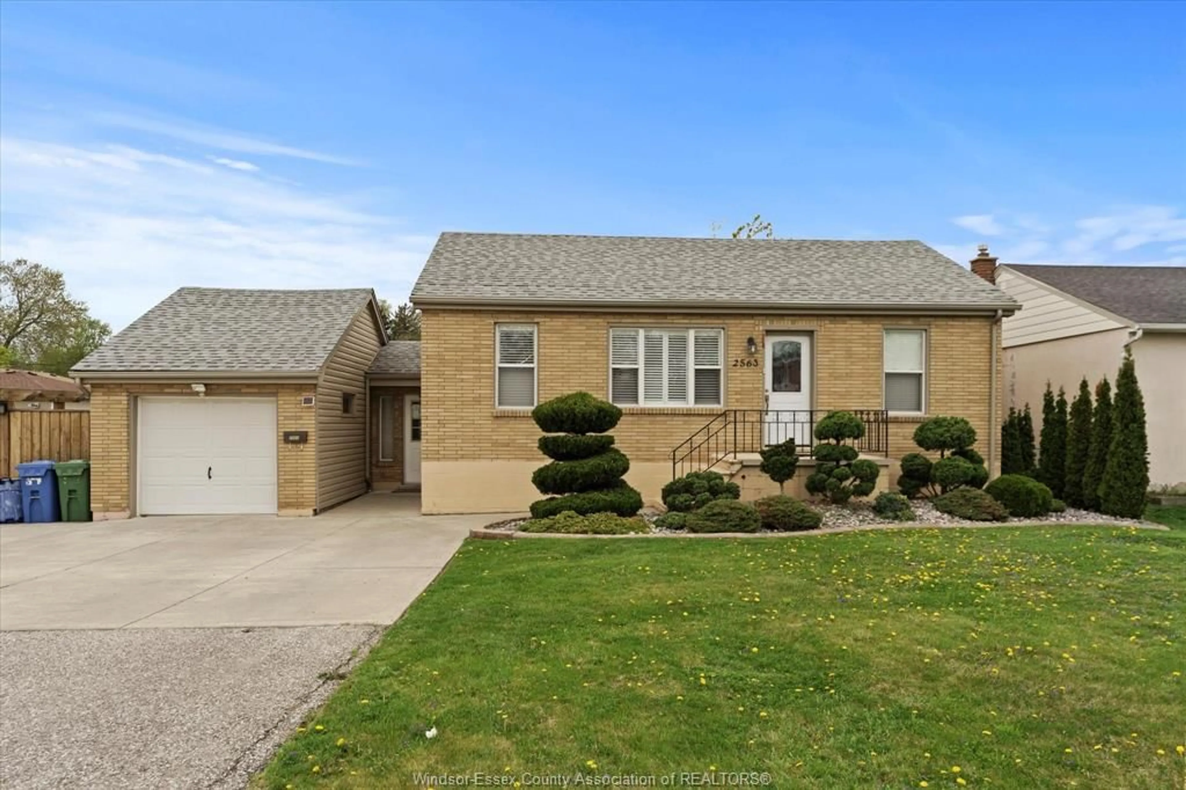 Home with vinyl exterior material, street for 2563 MELDRUM, Windsor Ontario N8W 4E9