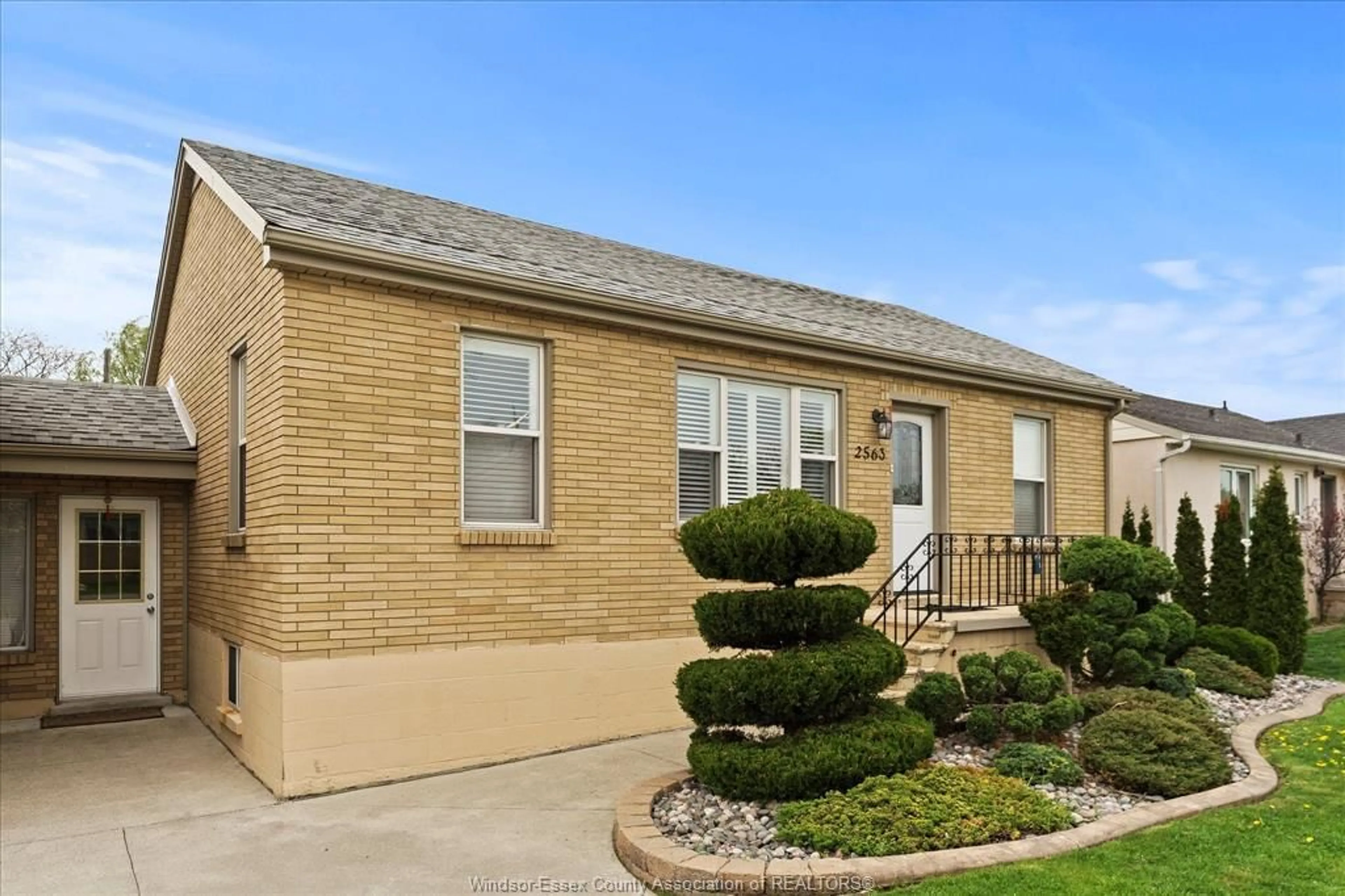 Home with vinyl exterior material, street for 2563 MELDRUM, Windsor Ontario N8W 4E9
