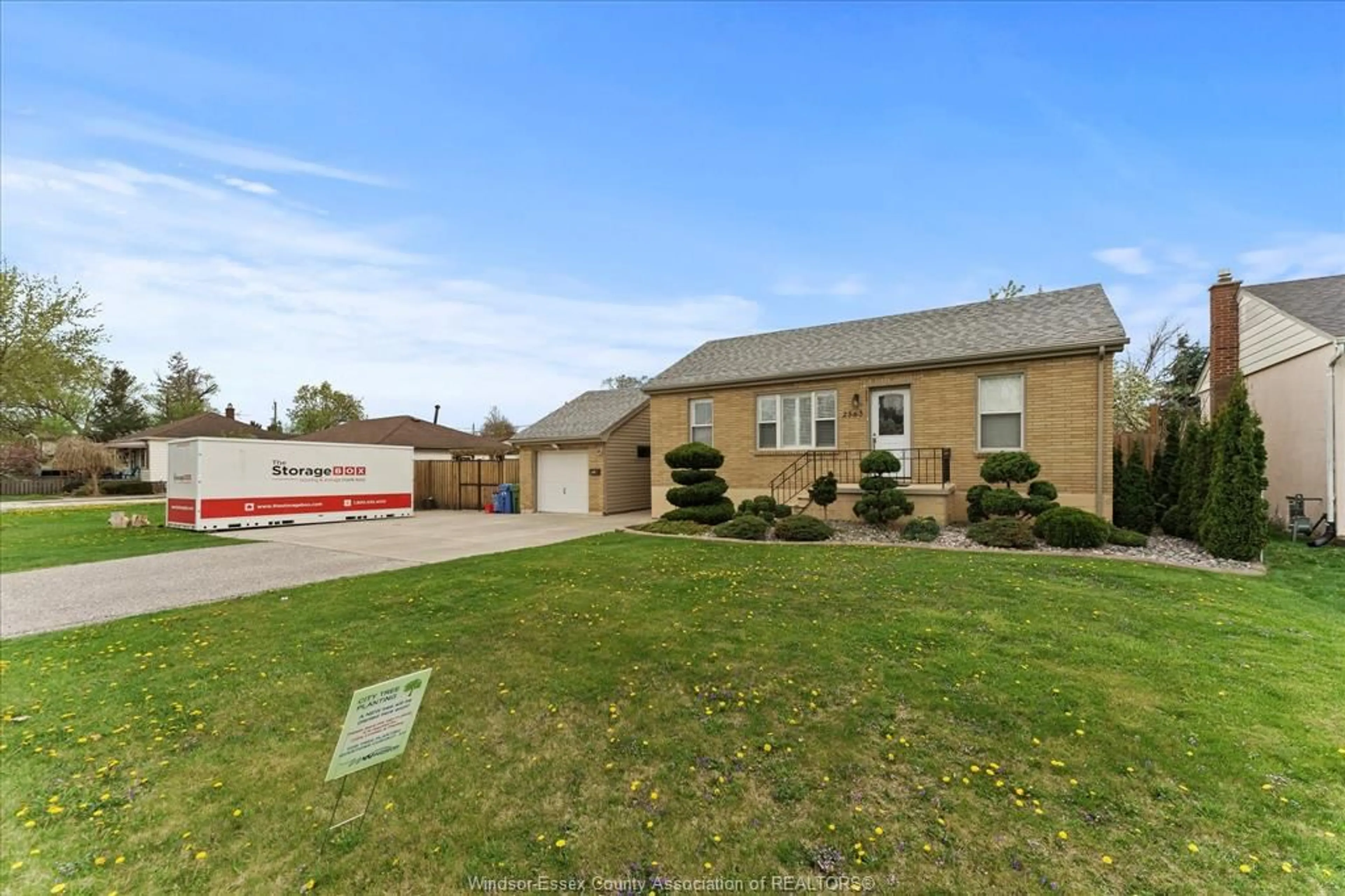A pic from outside/outdoor area/front of a property/back of a property/a pic from drone, street for 2563 MELDRUM, Windsor Ontario N8W 4E9