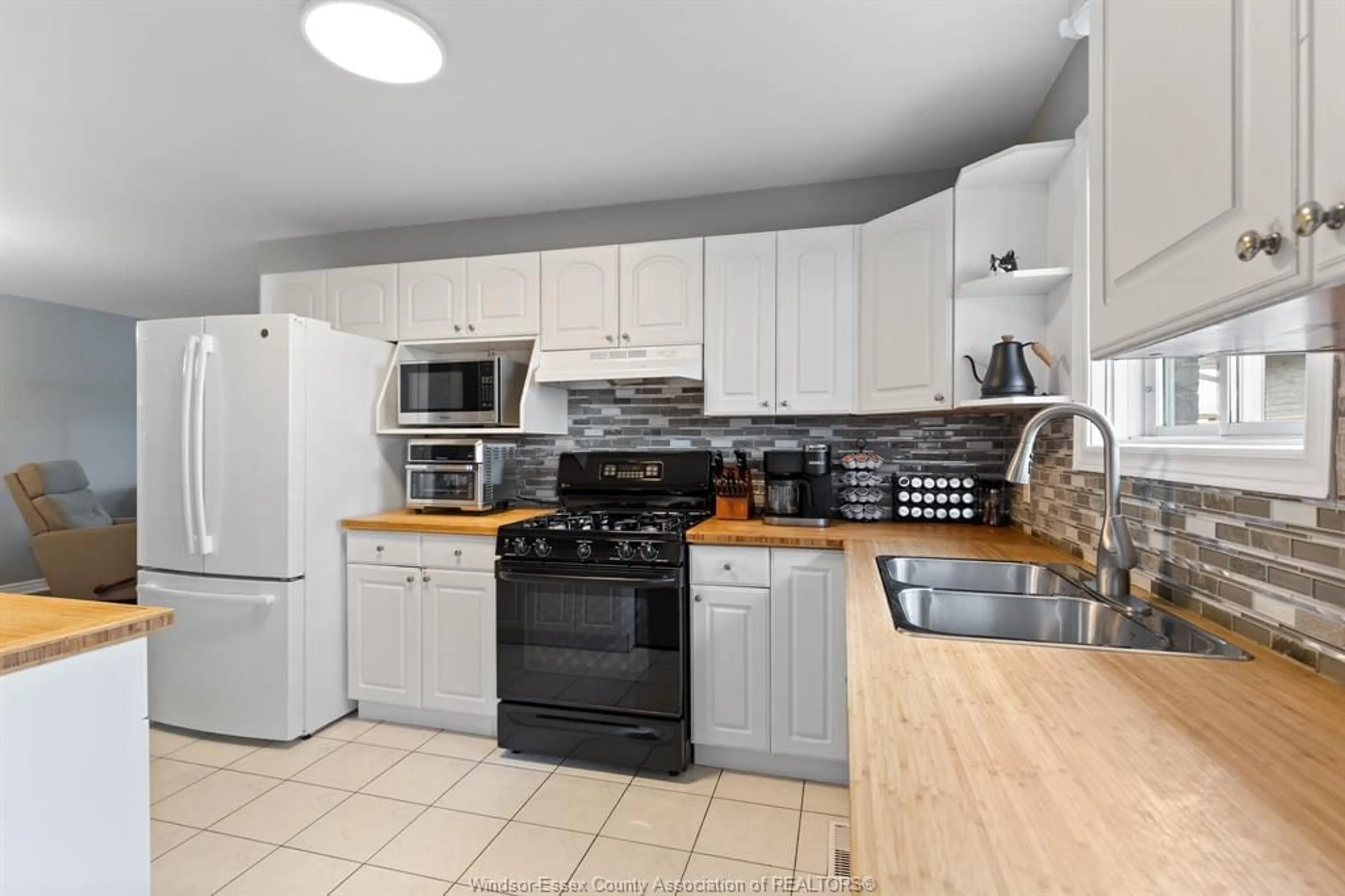 Standard kitchen, ceramic/tile floor for 188 MARLBOROUGH St, Leamington Ontario N8H 5G3