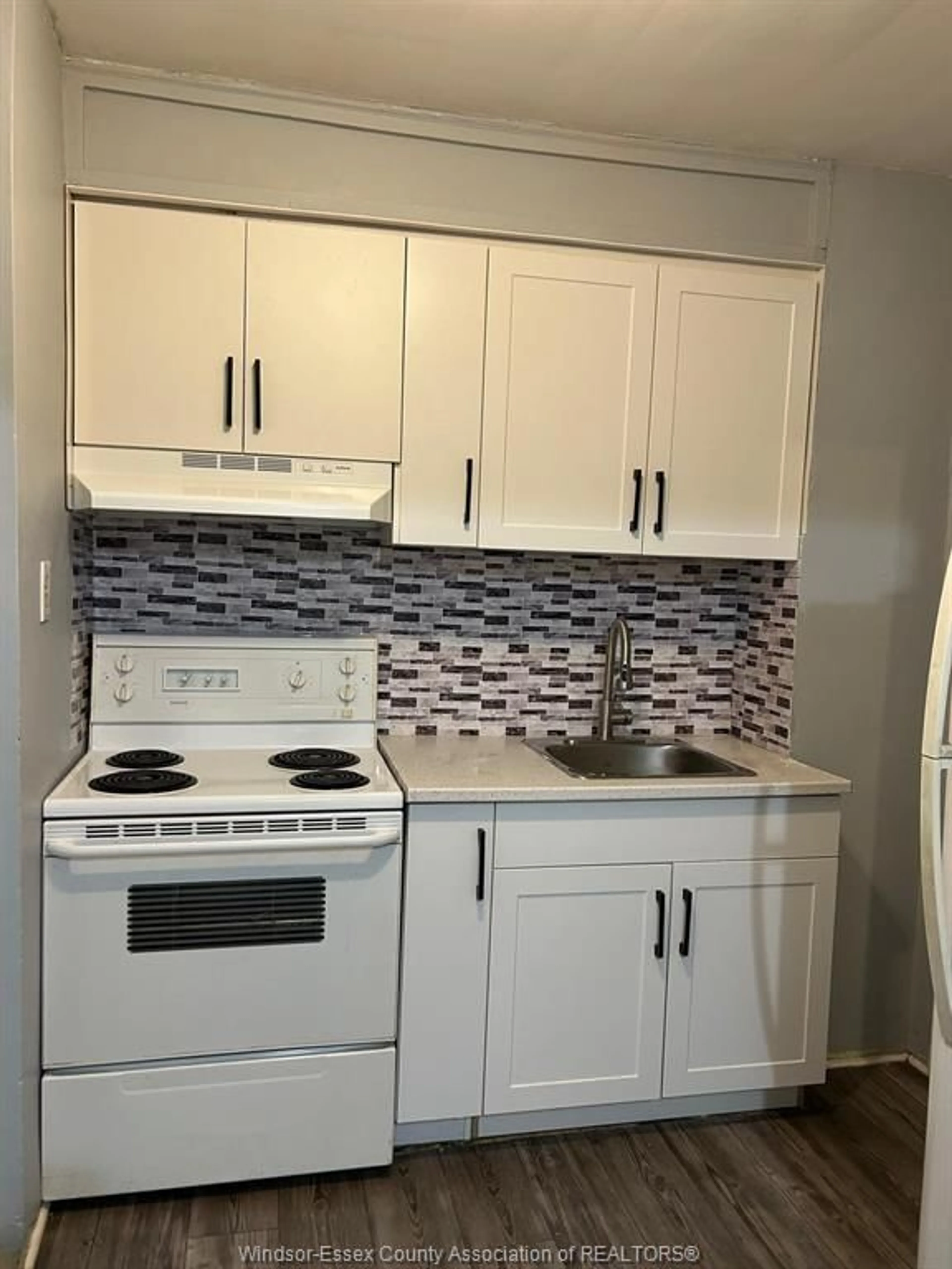 Standard kitchen, unknown for 770 RANDOLPH, Windsor Ontario N9B 2T8
