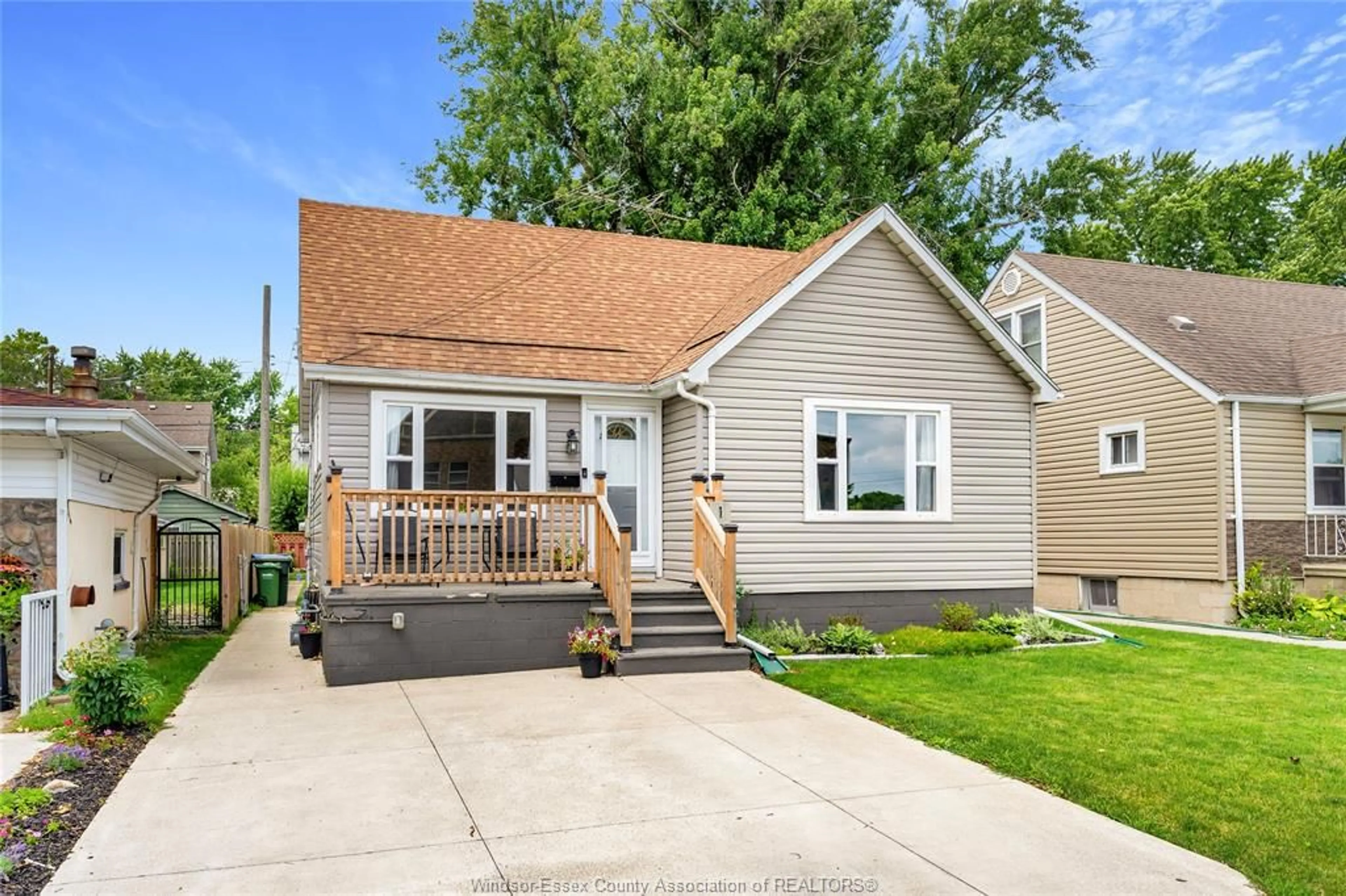 Home with vinyl exterior material, street for 1987 OLIVE Rd, Windsor Ontario N8T 1R4