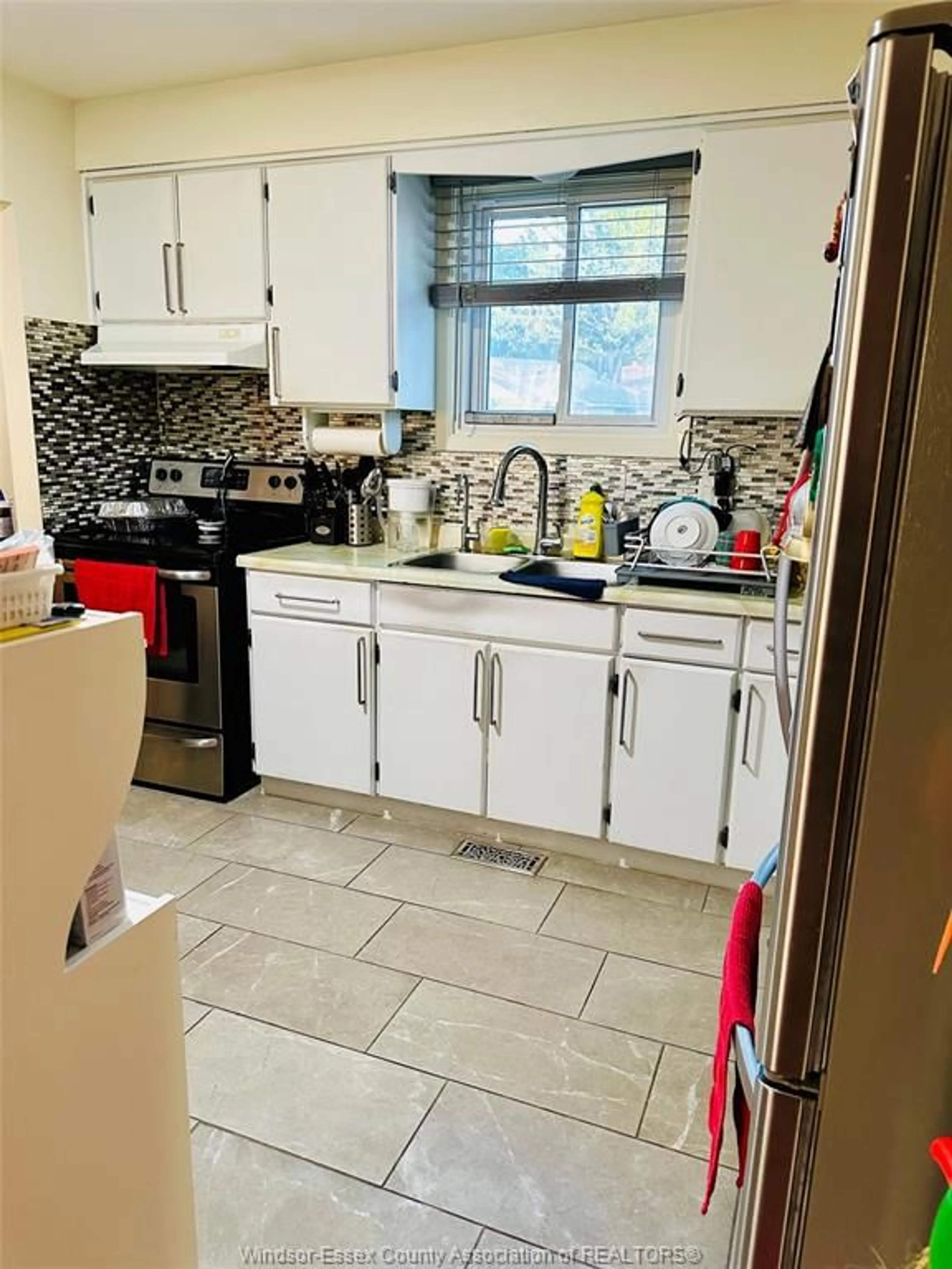Standard kitchen, ceramic/tile floor for 5835 ROSE St, Windsor Ontario N8T 3E6