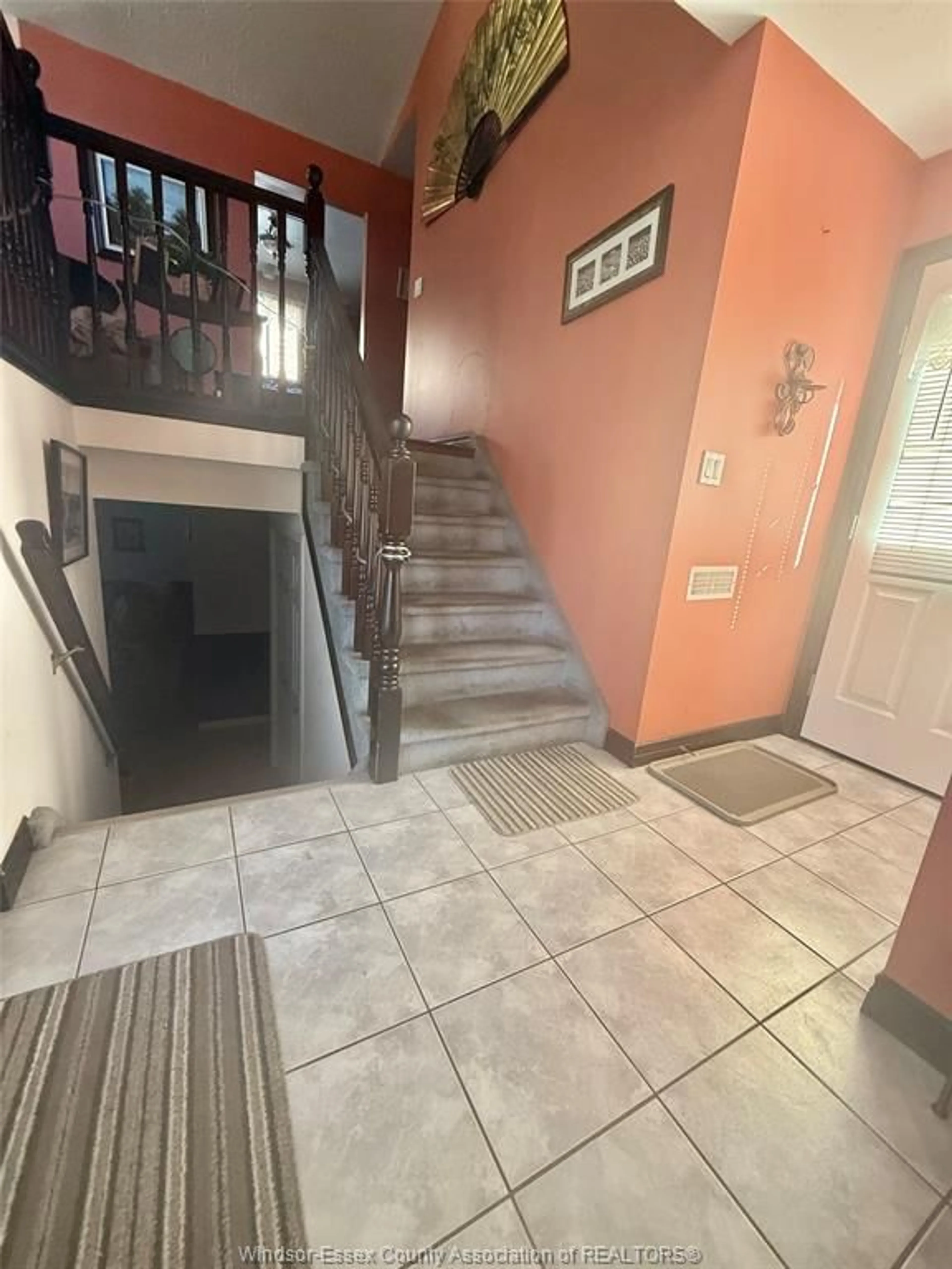 Indoor foyer for 196 WOODS St, Chatham Ontario N7L 3R5
