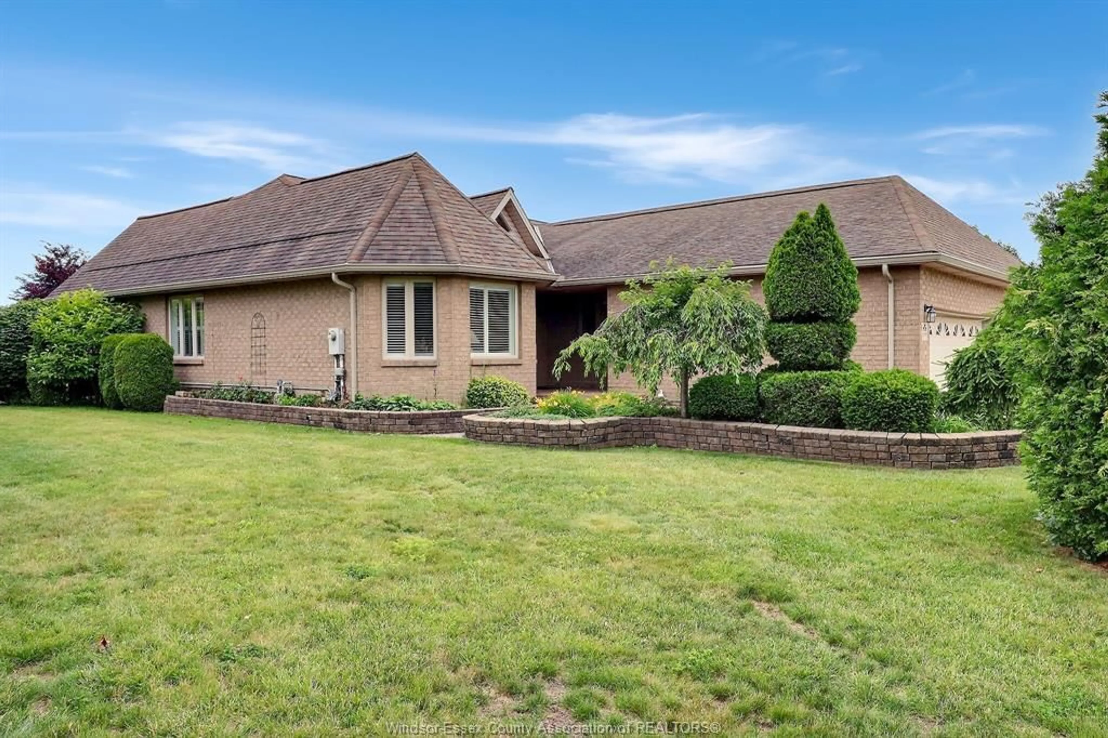 A pic from outside/outdoor area/front of a property/back of a property/a pic from drone, unknown for 1099 IMPERIAL Cres, Windsor Ontario N9G 2T4