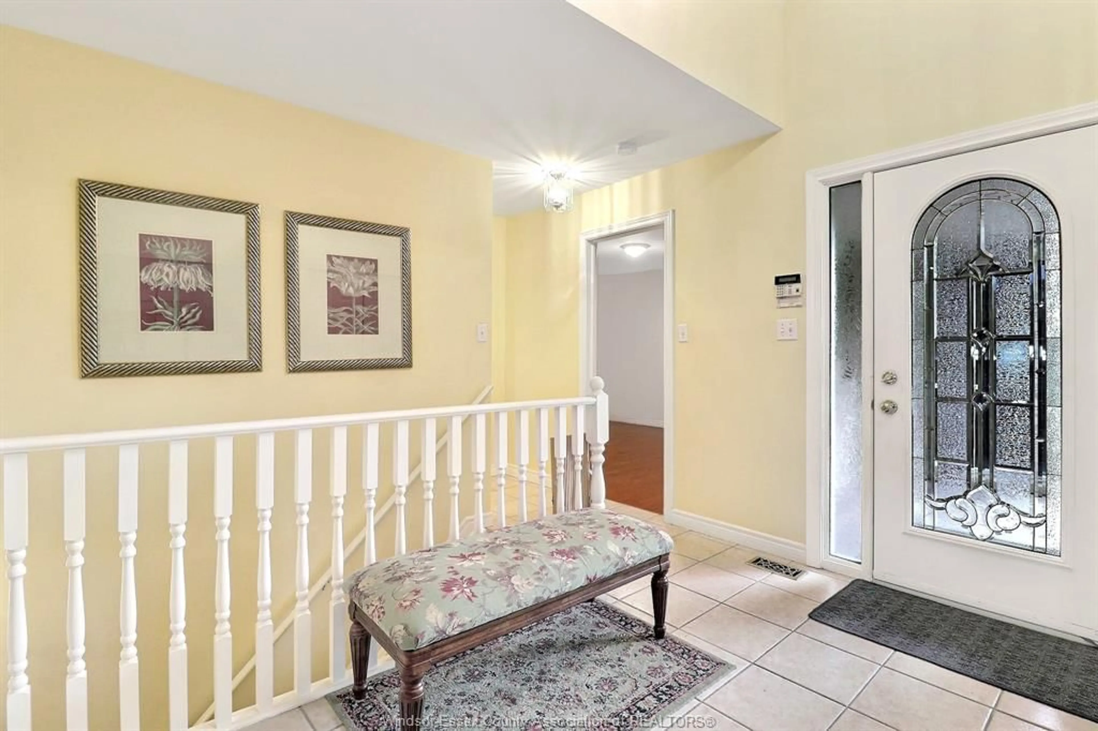 Indoor entryway for 1099 IMPERIAL Cres, Windsor Ontario N9G 2T4