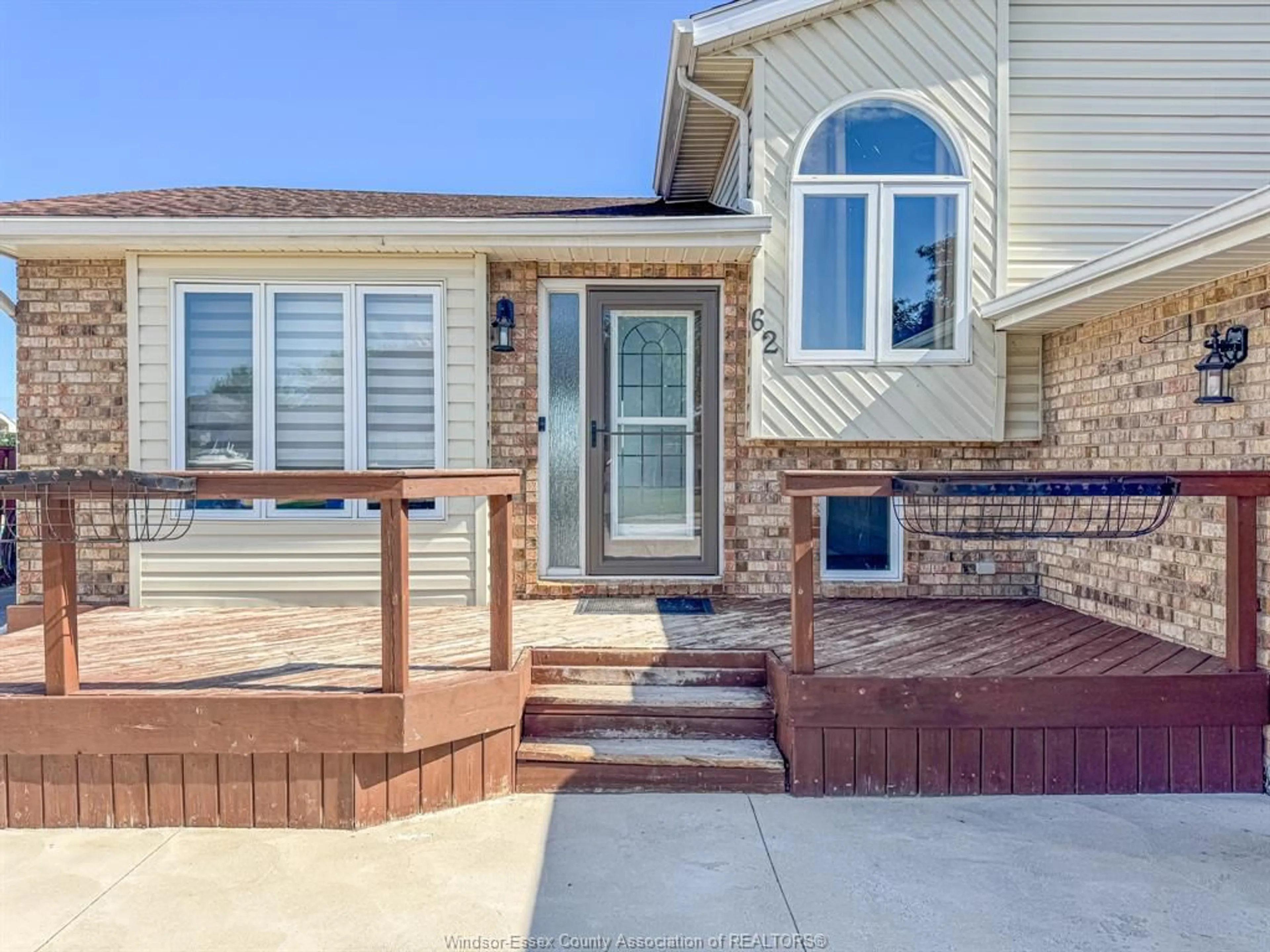 Home with vinyl exterior material, water/lake/river/ocean view for 62 TOWNSVIEW ST, Essex Ontario N8M 3E3