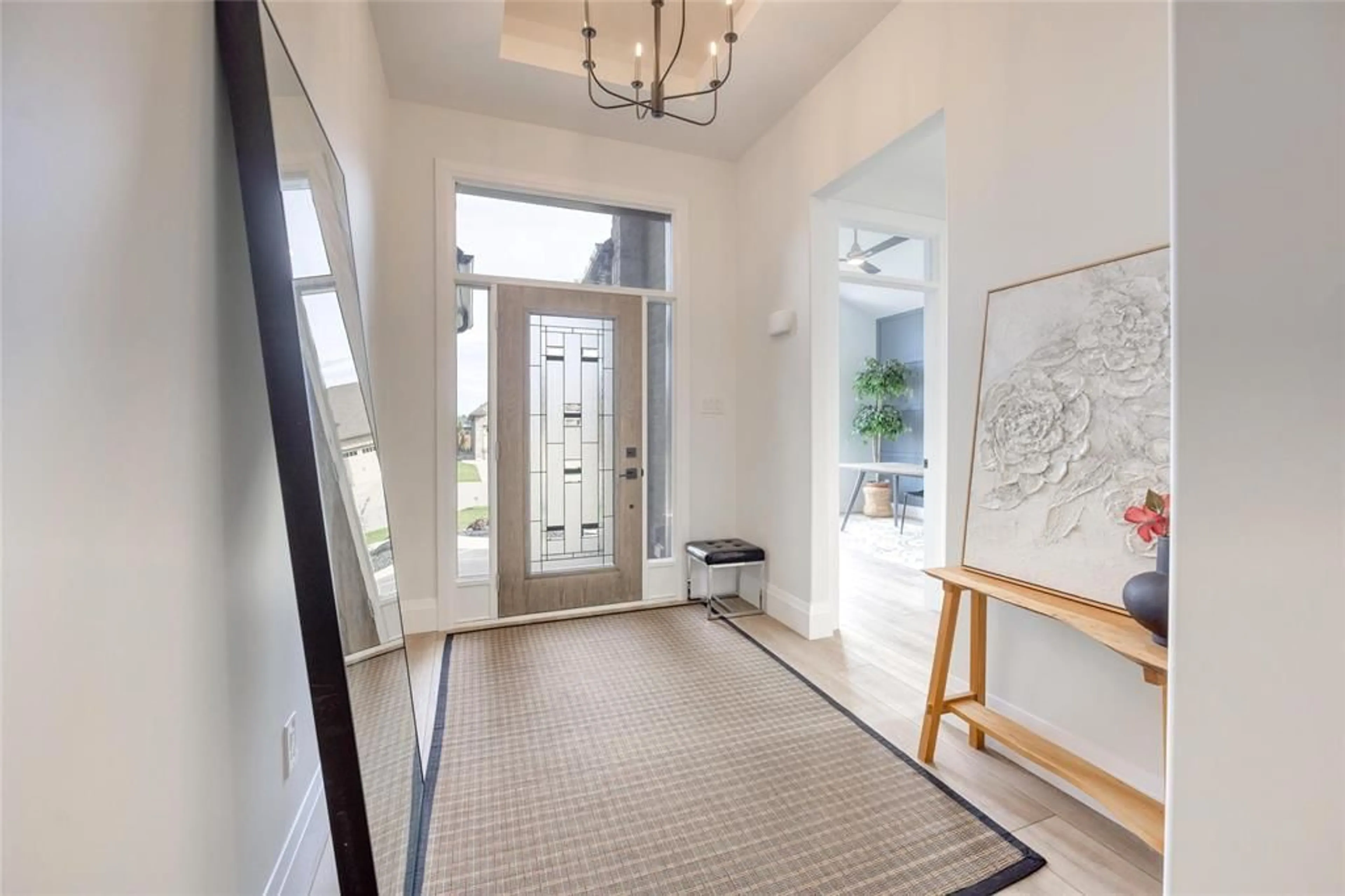 Indoor entryway for 184 SANDPIPER Dr, Sarnia Ontario N7S 0E7