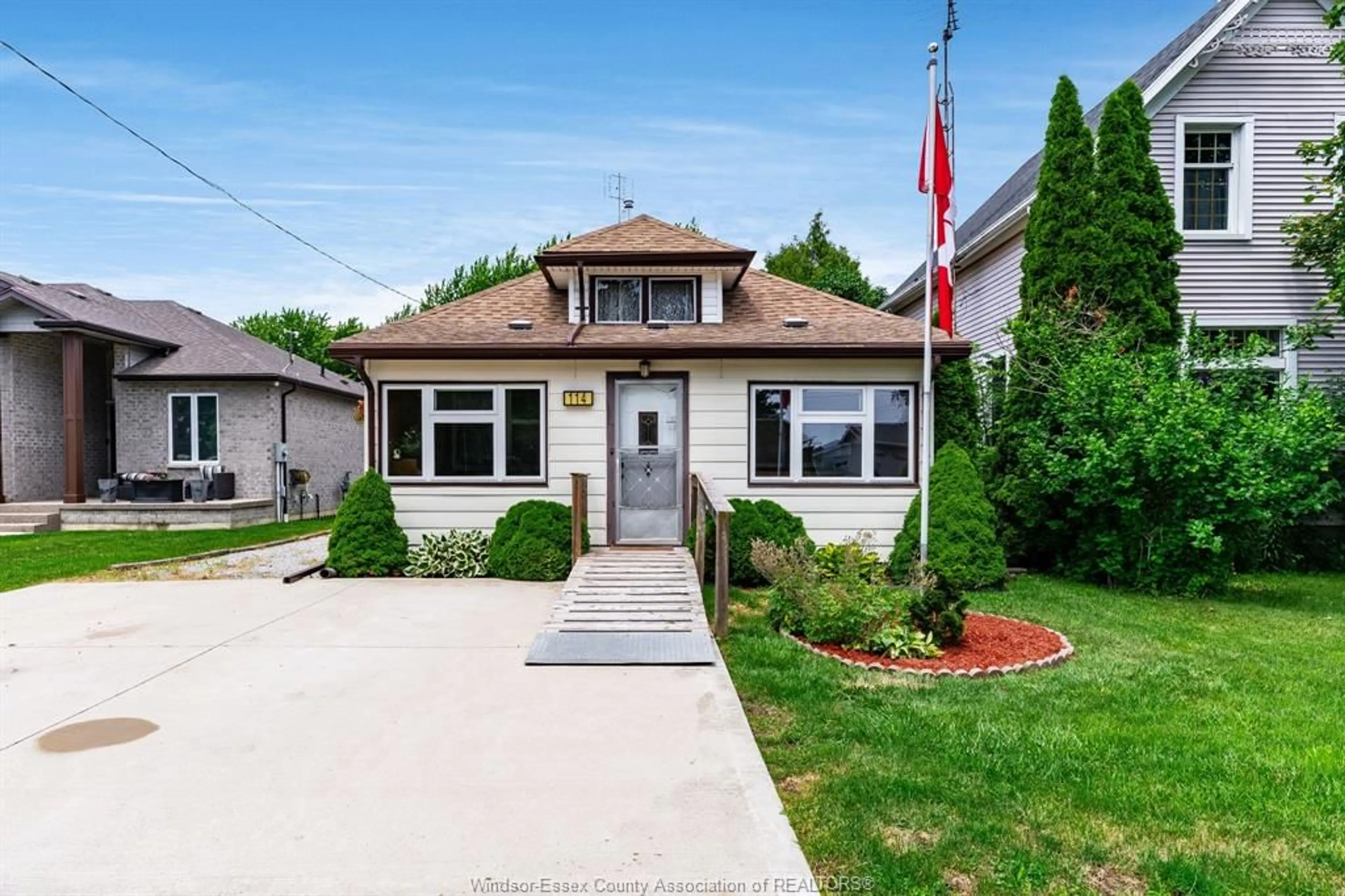 Home with vinyl exterior material, street for 114 ABERDEEN St, Merlin Ontario N0P 1W0