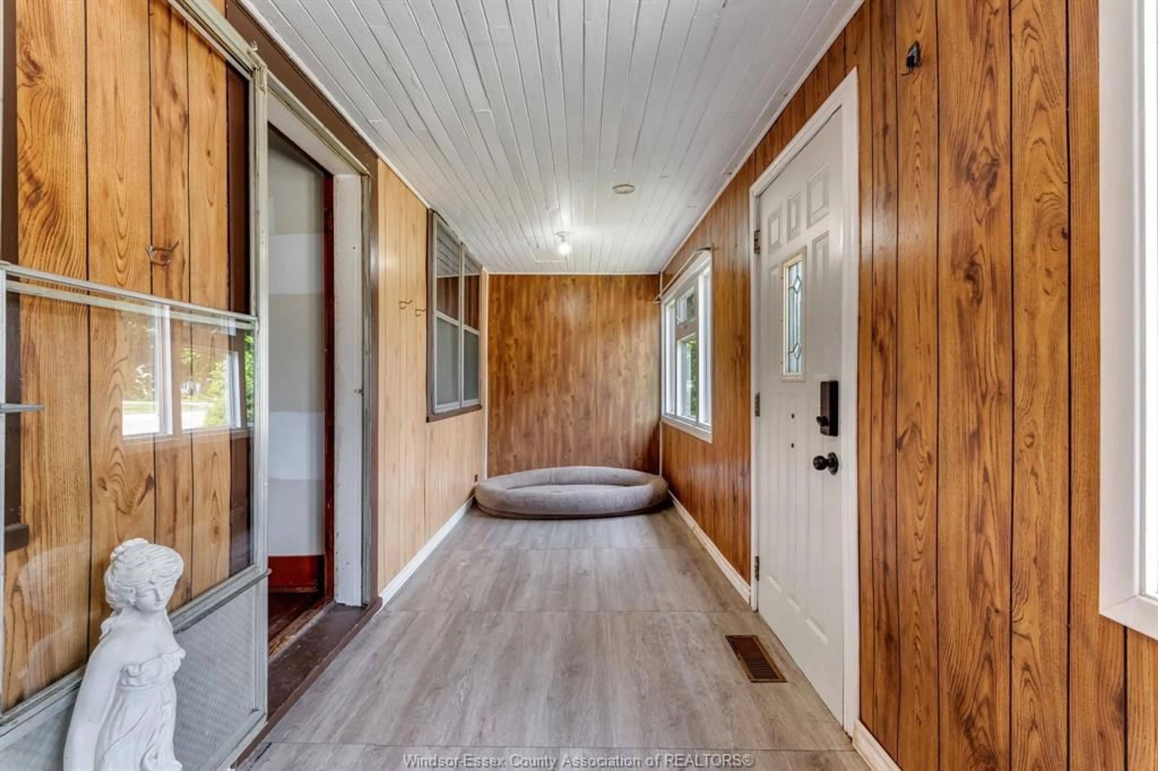 Indoor entryway for 114 ABERDEEN St, Merlin Ontario N0P 1W0