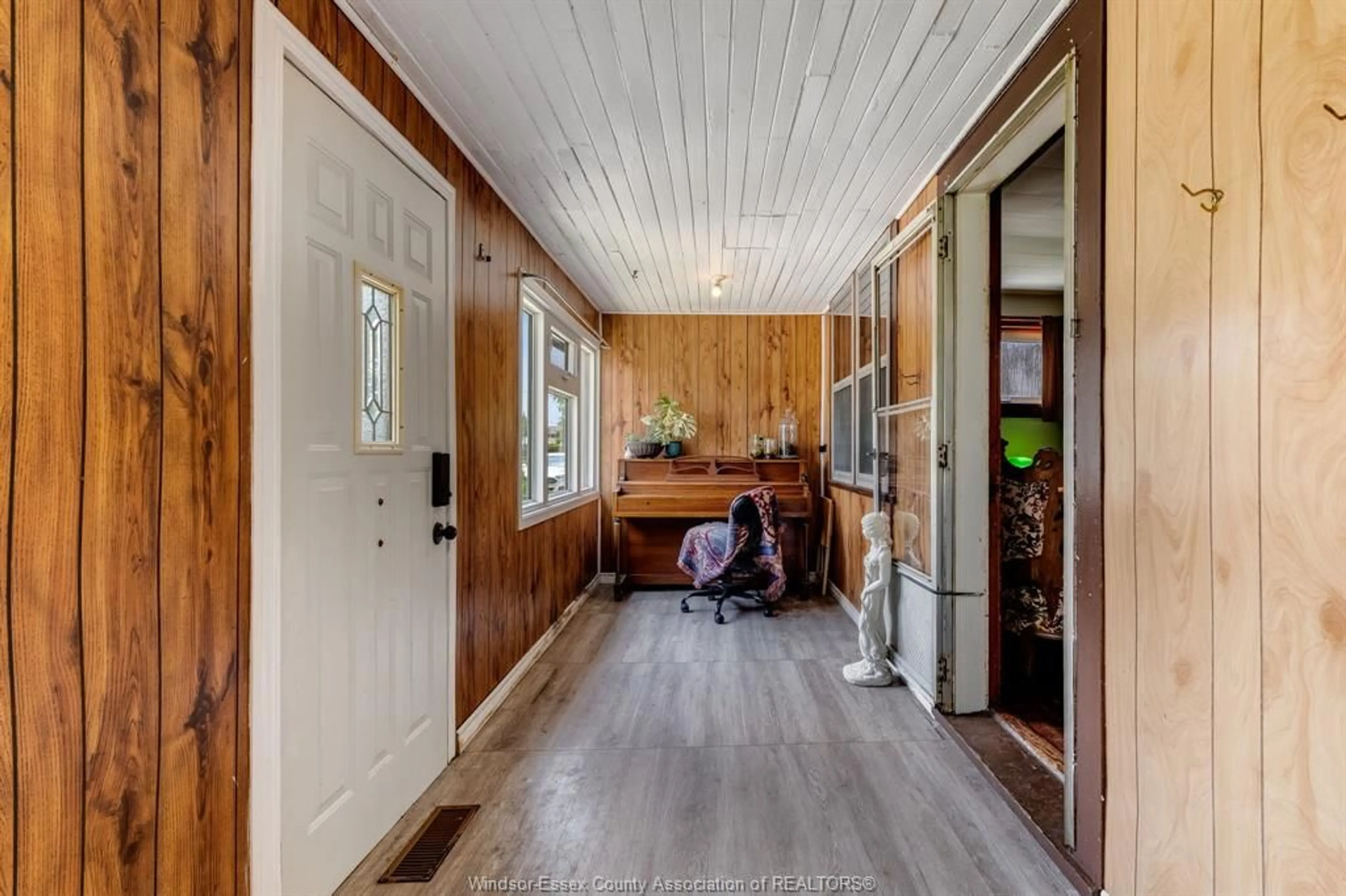 Indoor entryway for 114 ABERDEEN St, Merlin Ontario N0P 1W0