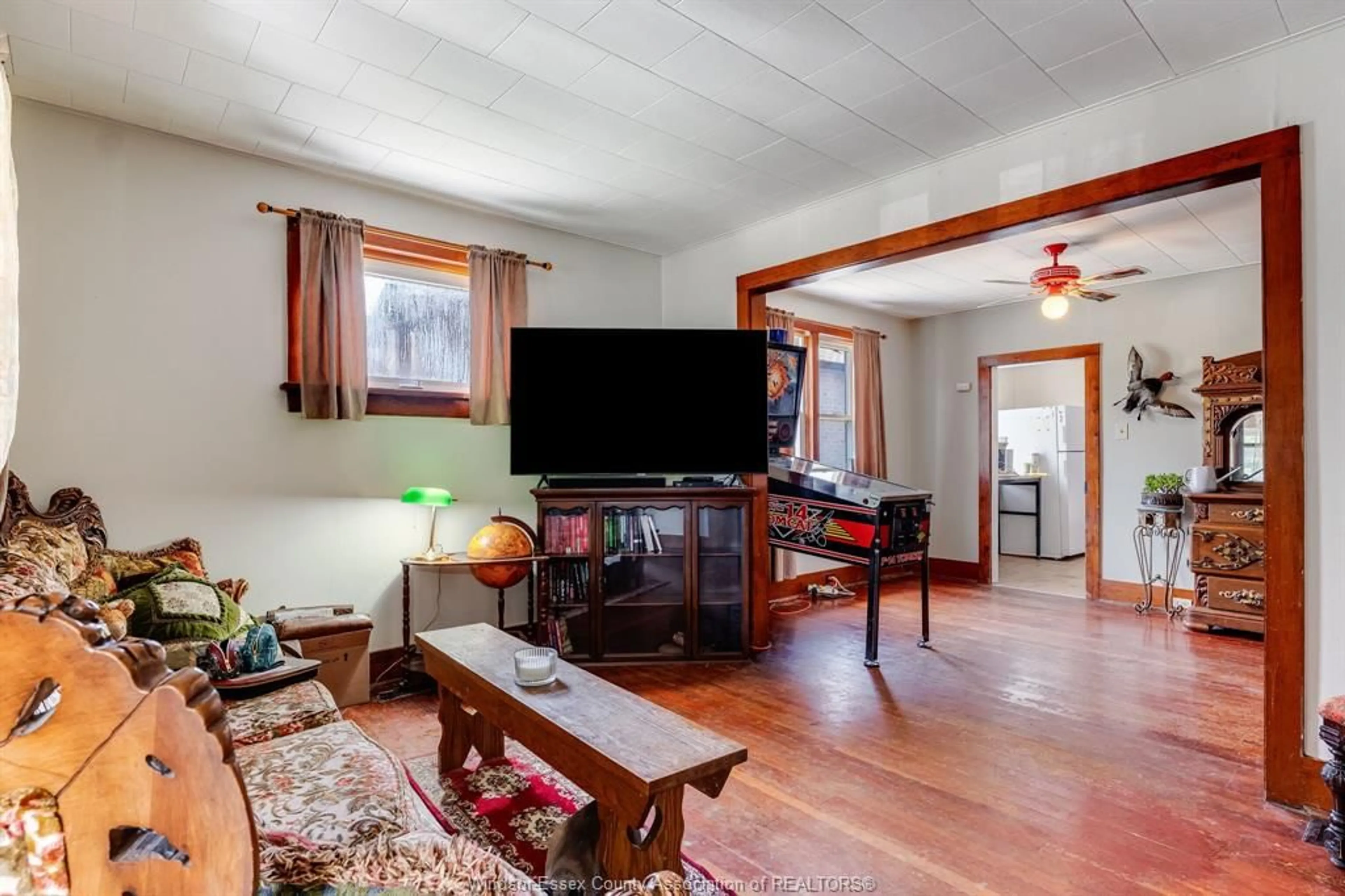Living room with furniture, wood/laminate floor for 114 ABERDEEN St, Merlin Ontario N0P 1W0
