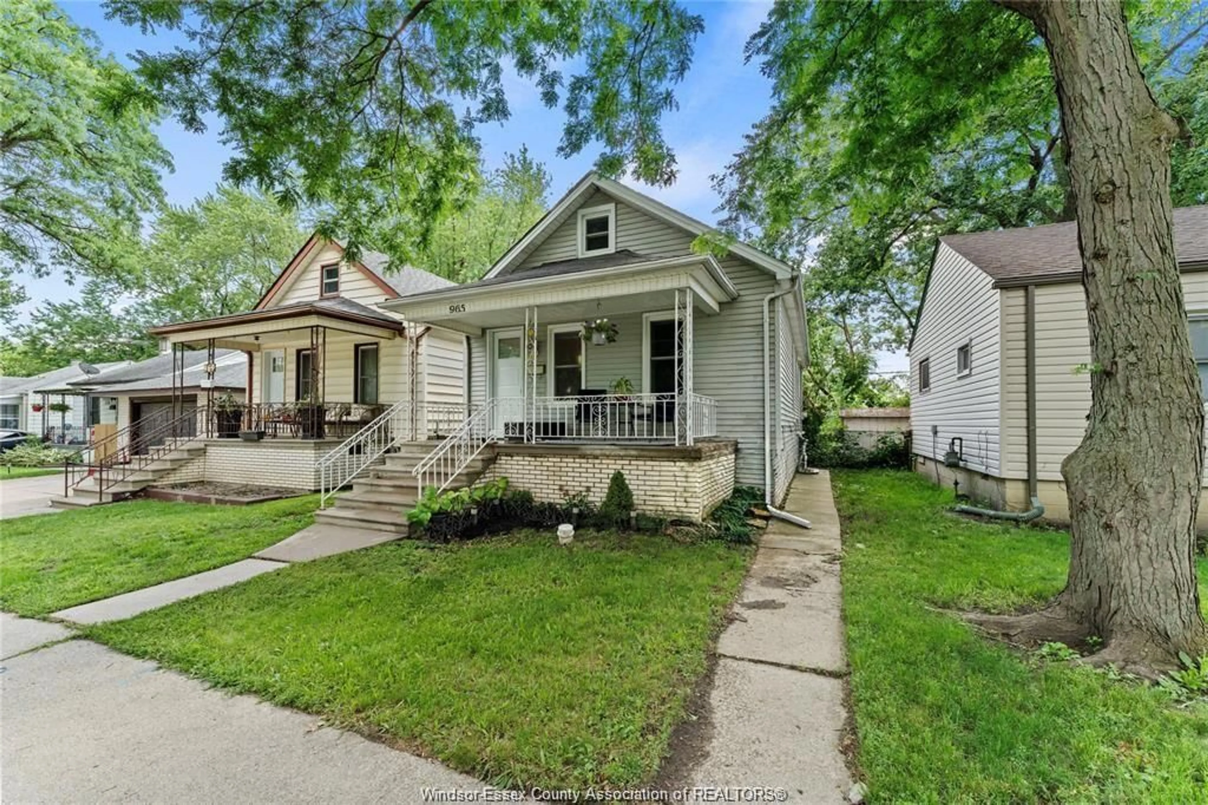 A pic from outside/outdoor area/front of a property/back of a property/a pic from drone, street for 965 BRIDGE, Windsor Ontario N9B 2M9