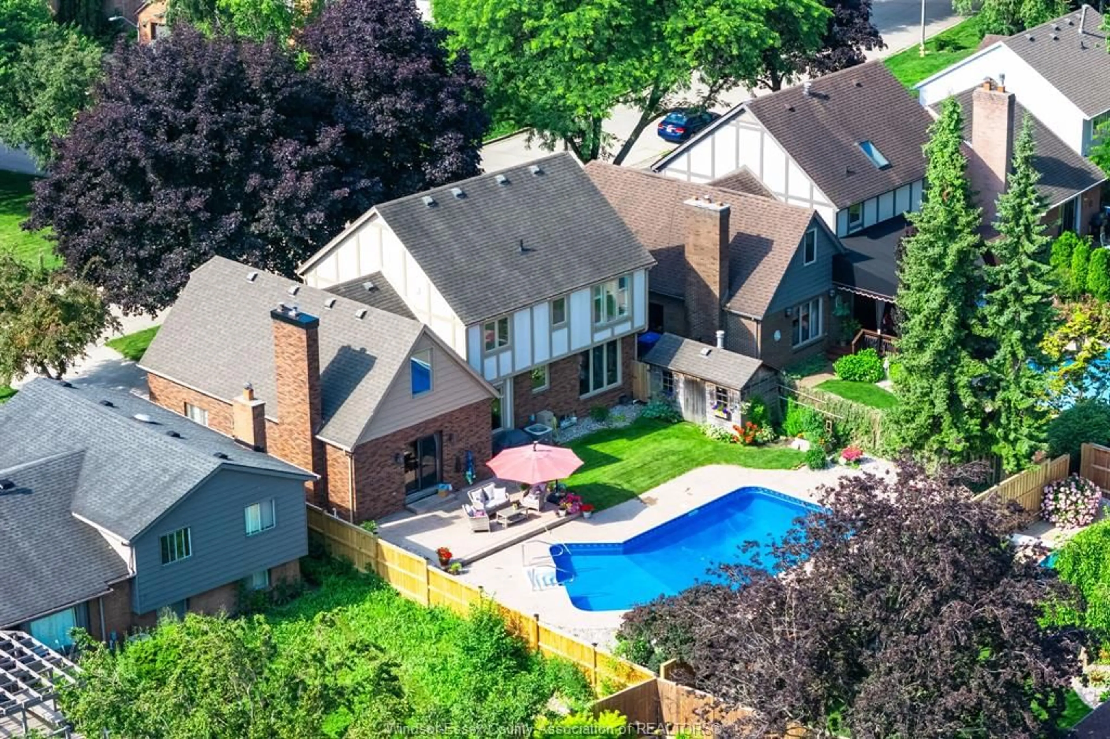 A pic from outside/outdoor area/front of a property/back of a property/a pic from drone, street for 1170 Beals St, Windsor Ontario N9E 4A4